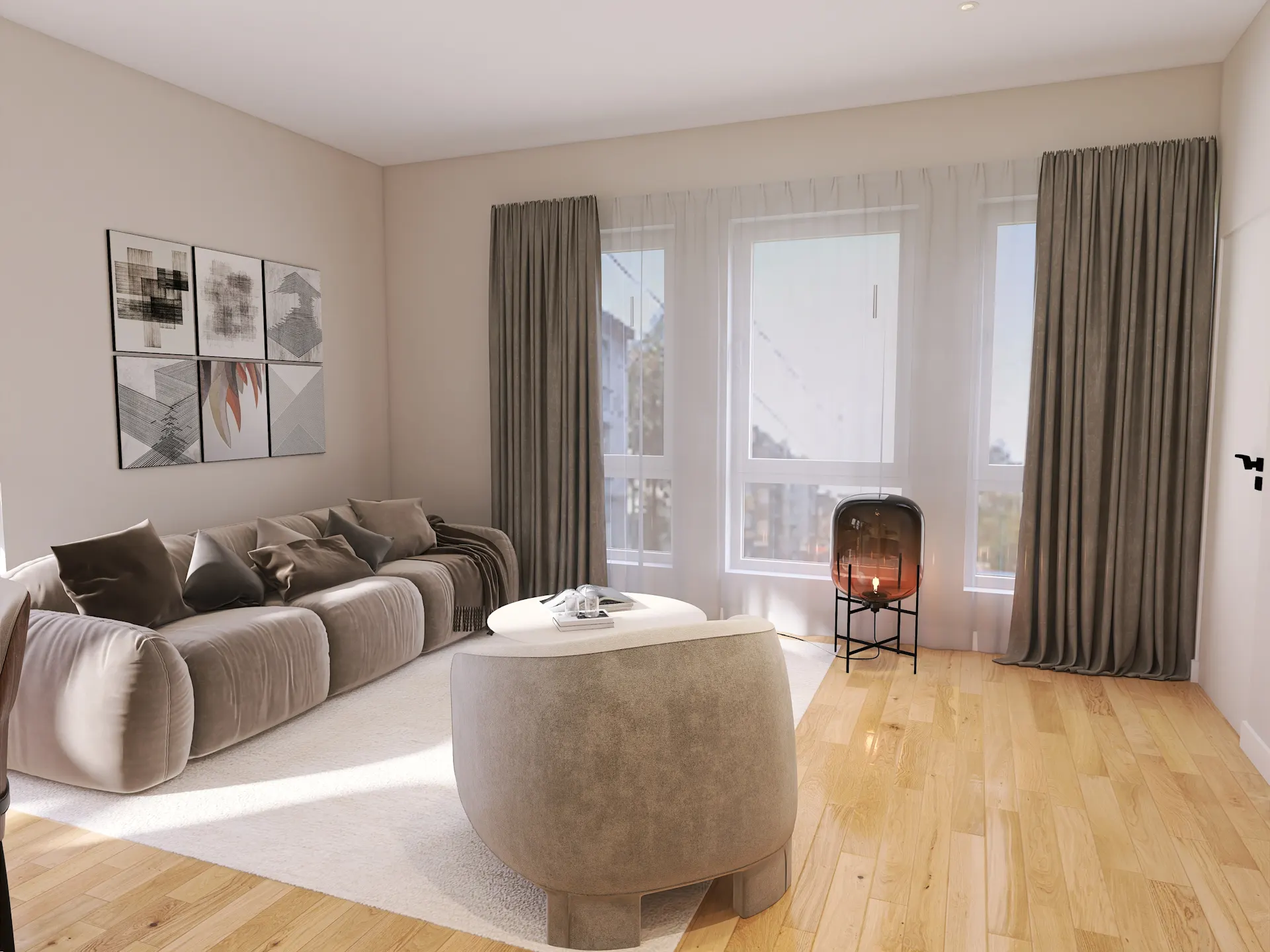 Helles Wohnzimmer mit grauem Sofa, rundem Tisch, großen Fenstern und Vorhängen.