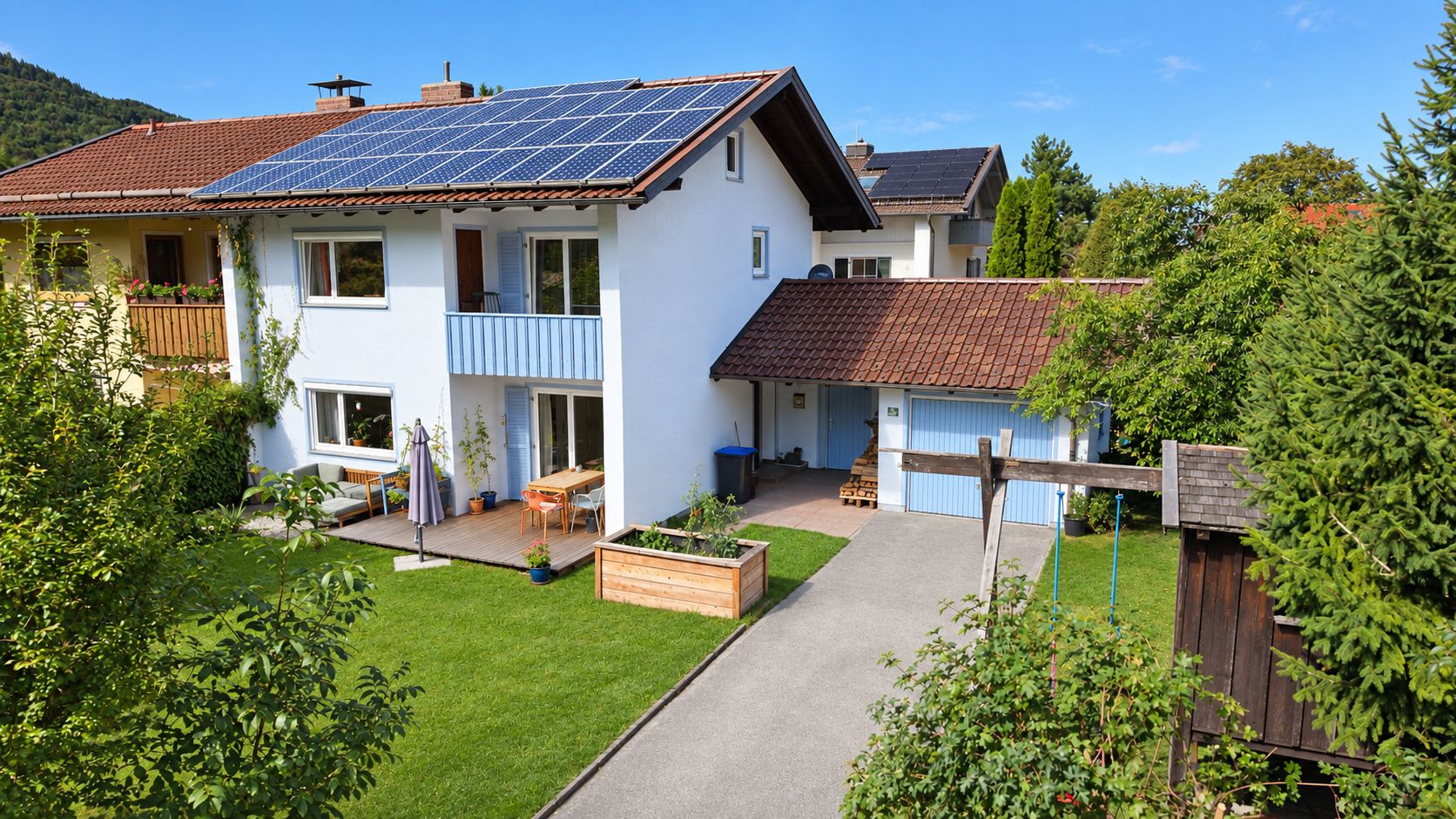 Modernes Wohnhaus mit Solarpanels auf dem Dach, Garten, Rasen und Einfahrt.