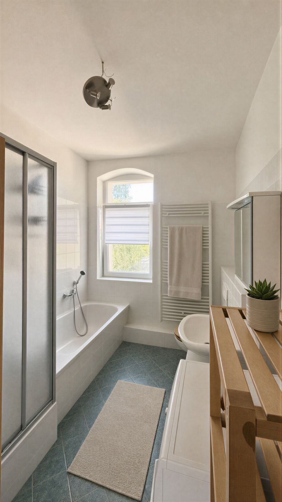 Helles Badezimmer mit Badewanne, Dusche, Waschbecken, Handtuchhalter und Fenster.