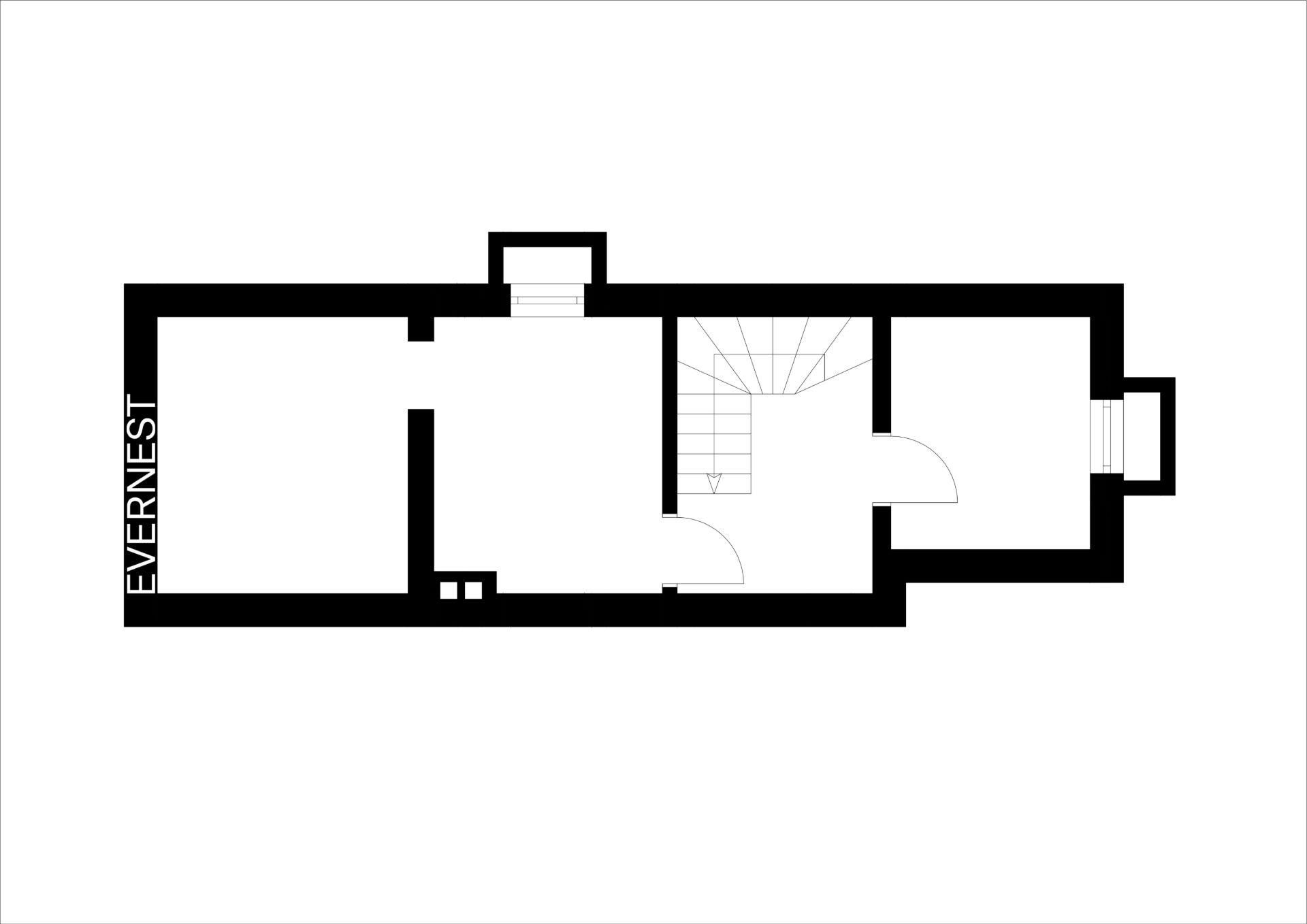 Schwarz-weißer Grundriss eines rechteckigen Wohnbereichs mit Treppe und mehreren Räumen.