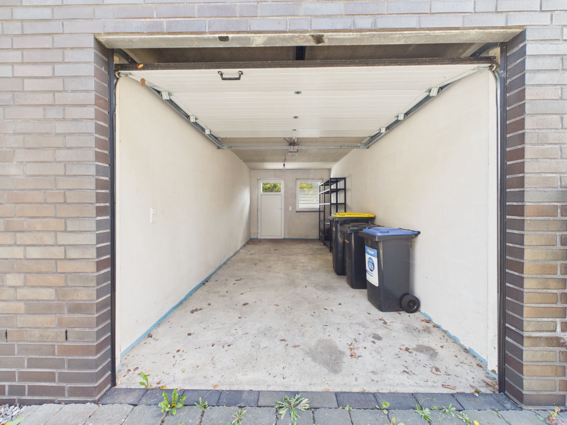 Garage mit elektr. Rolltor