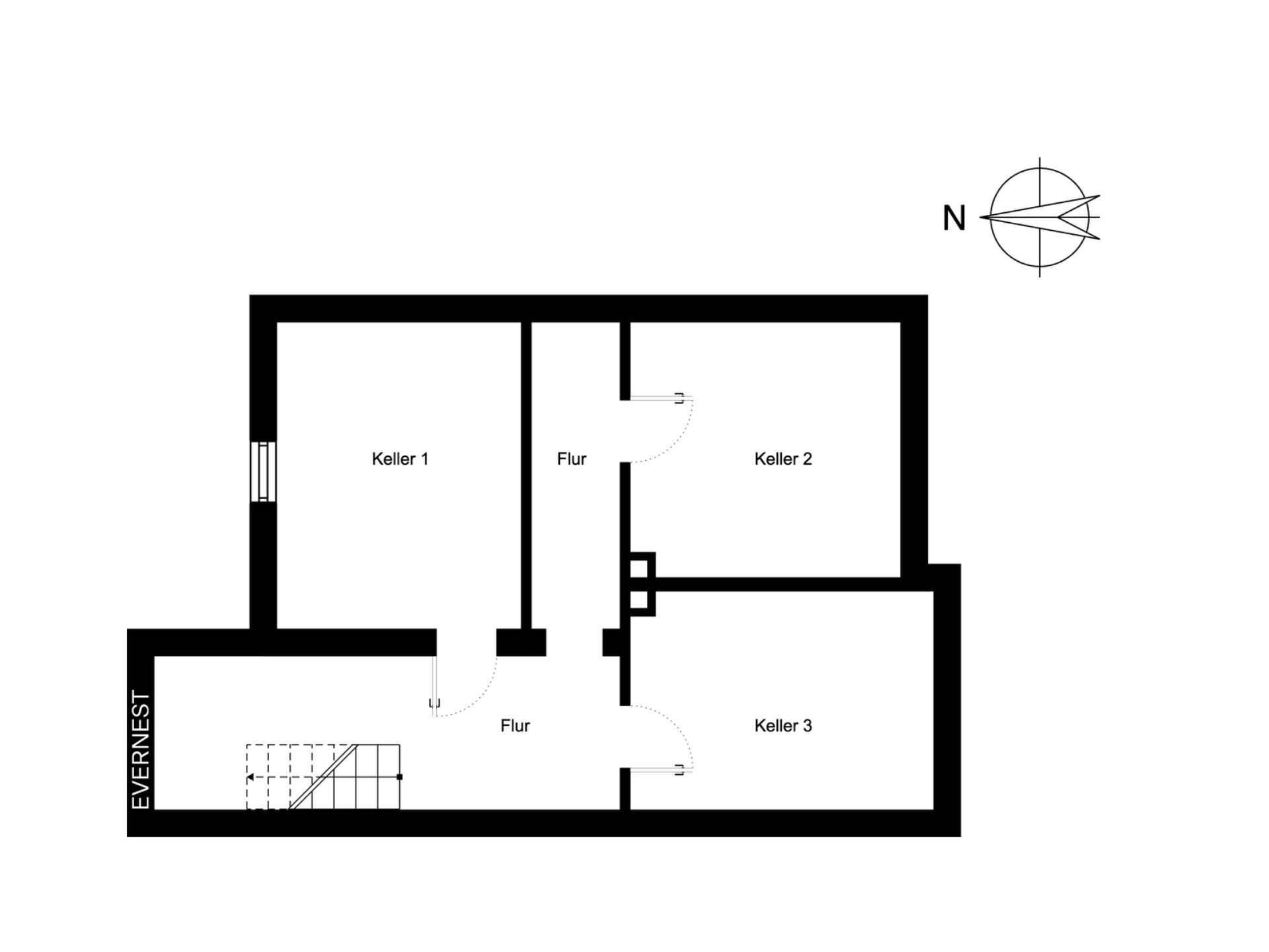 Grundriss mit drei Kellerräumen und Fluren, Treppe links, Norden oben markiert.
