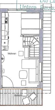 Grundriss mit Wohnzimmer, Küche, Bettbereich, Treppe und Balkon mit Sitzmöbeln.