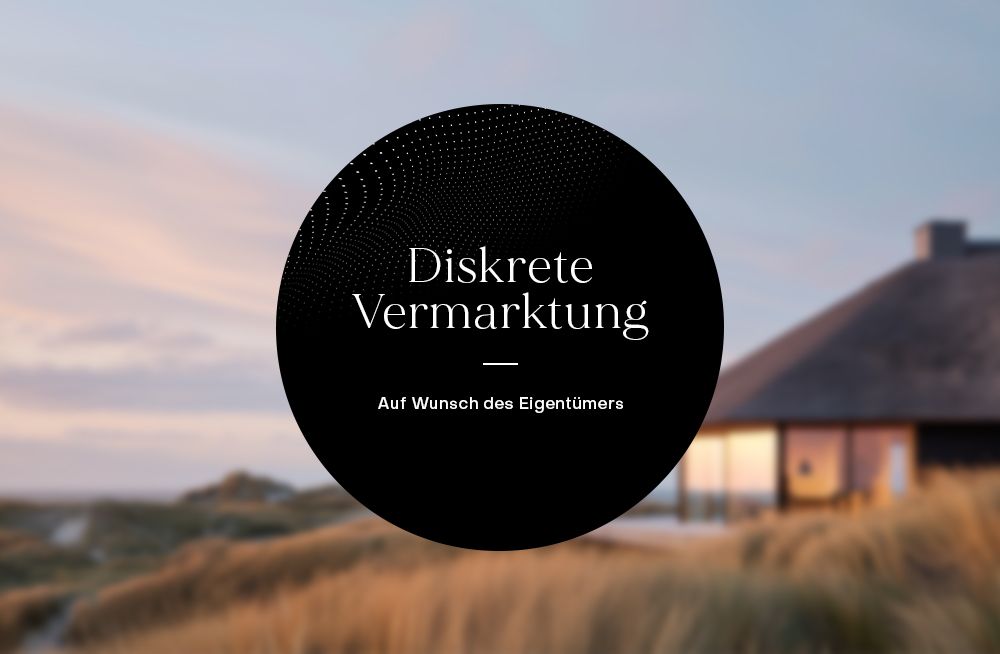 Verschwommenes Haus mit Reetdach, im Vordergrund Gräser und großer schwarzer Kreis mit Text.