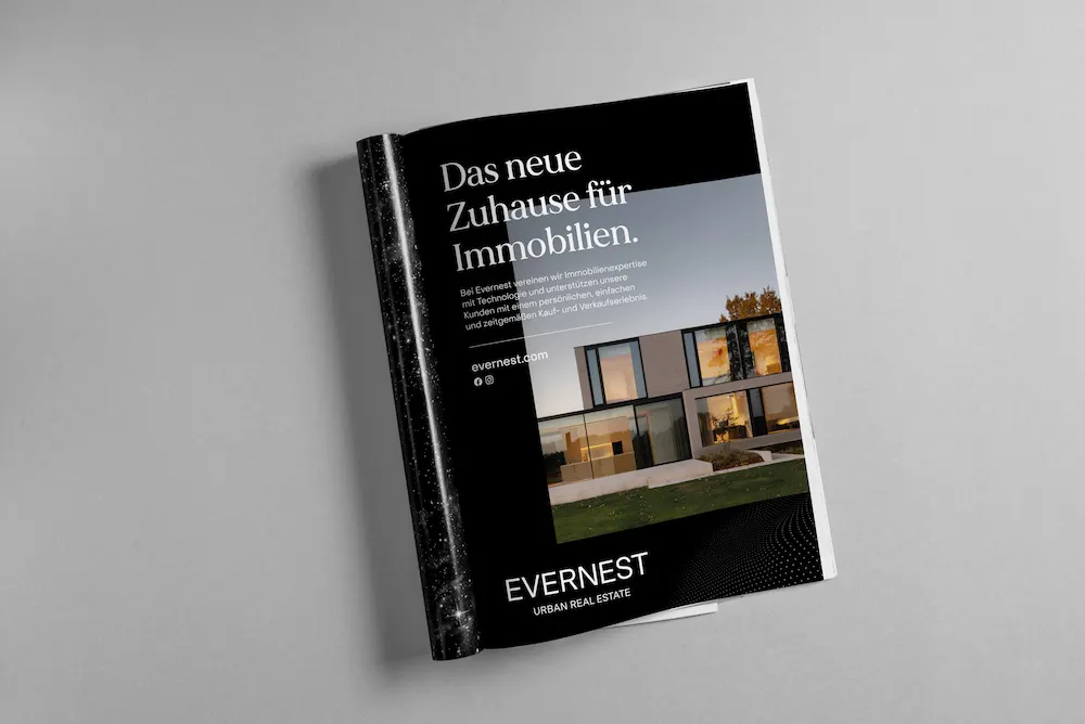 Werbeanzeige mit modernem Wohnhaus und Text zur Immobilienvermittlung.