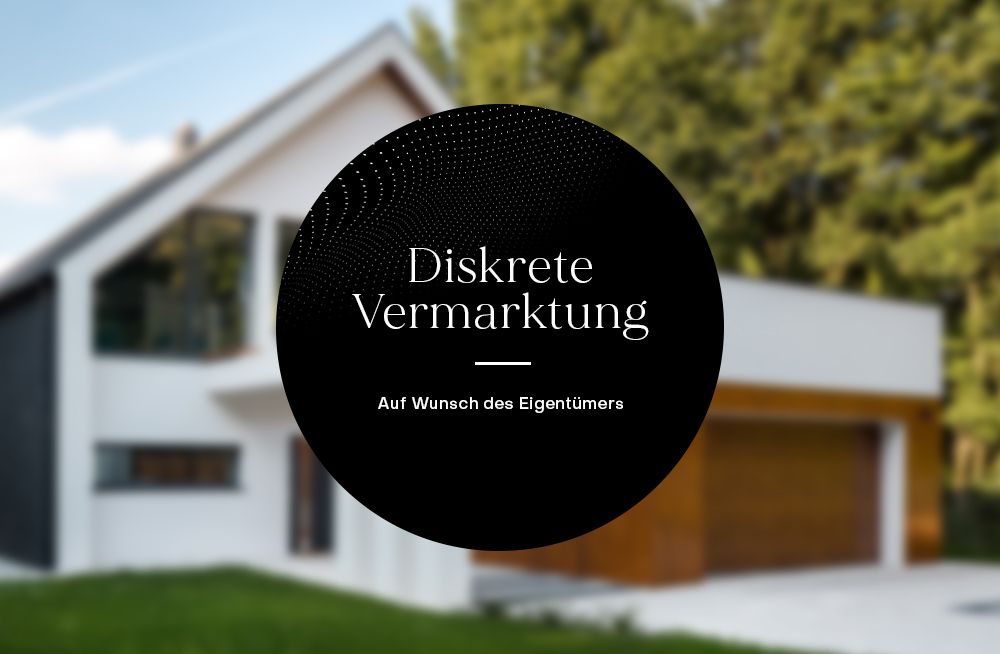 Unscharfes Bild eines modernen Wohnhauses mit großem schwarzen Kreis und Text im Vordergrund.
