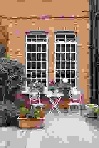 Terrasse mit Stühlen