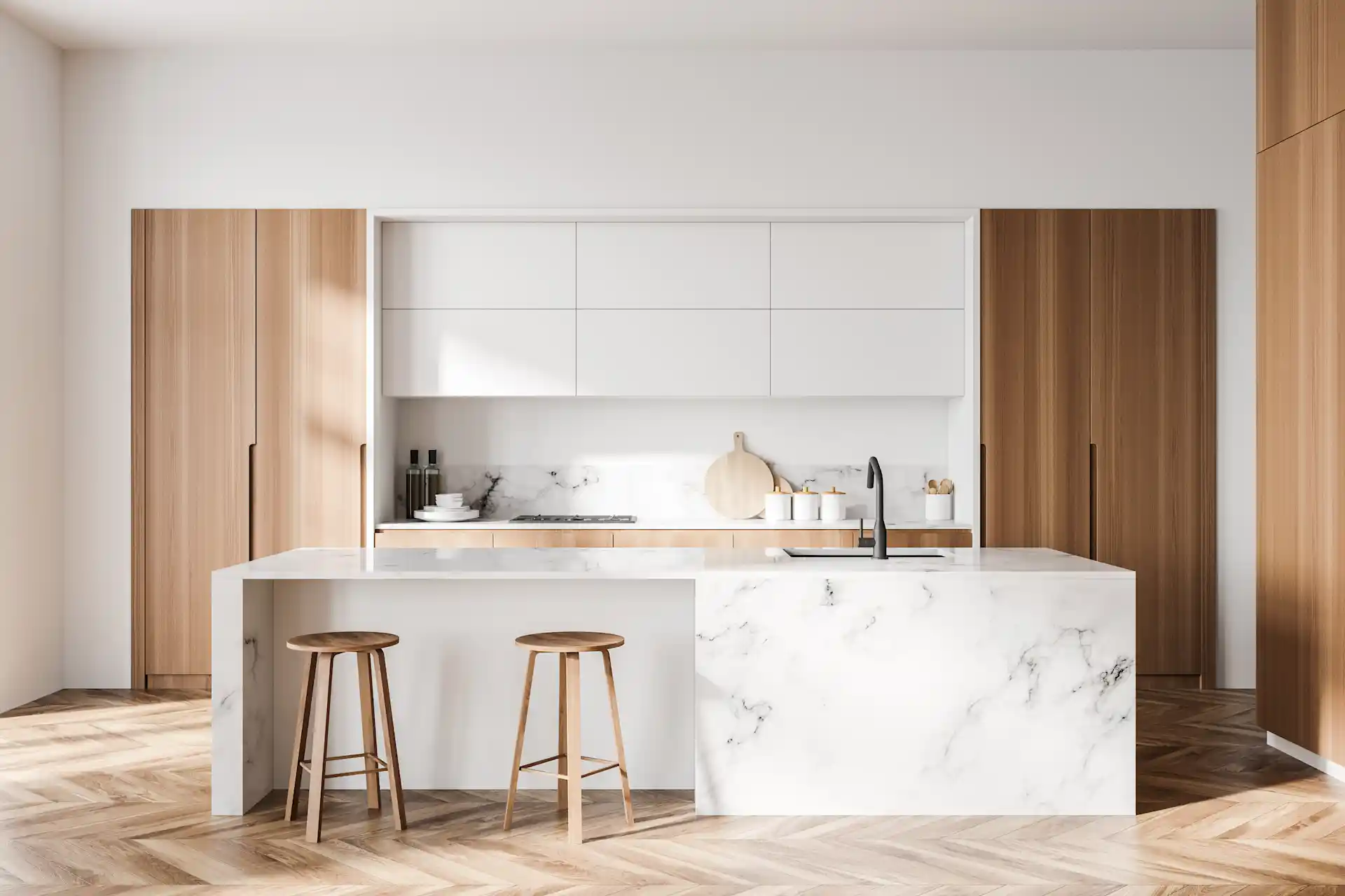 Helle moderne Küche mit Marmorinsel, Holzhockern und weißen Schränken.