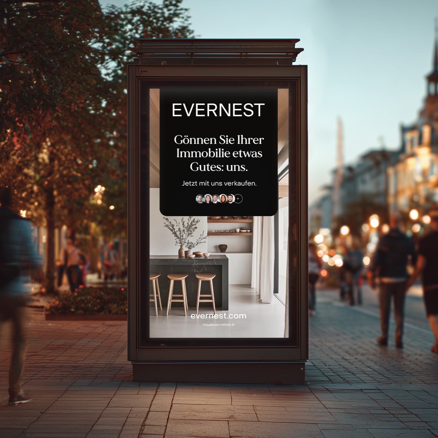 Werbetafel auf einer Straße zeigt eine moderne Küche mit Barhockern.