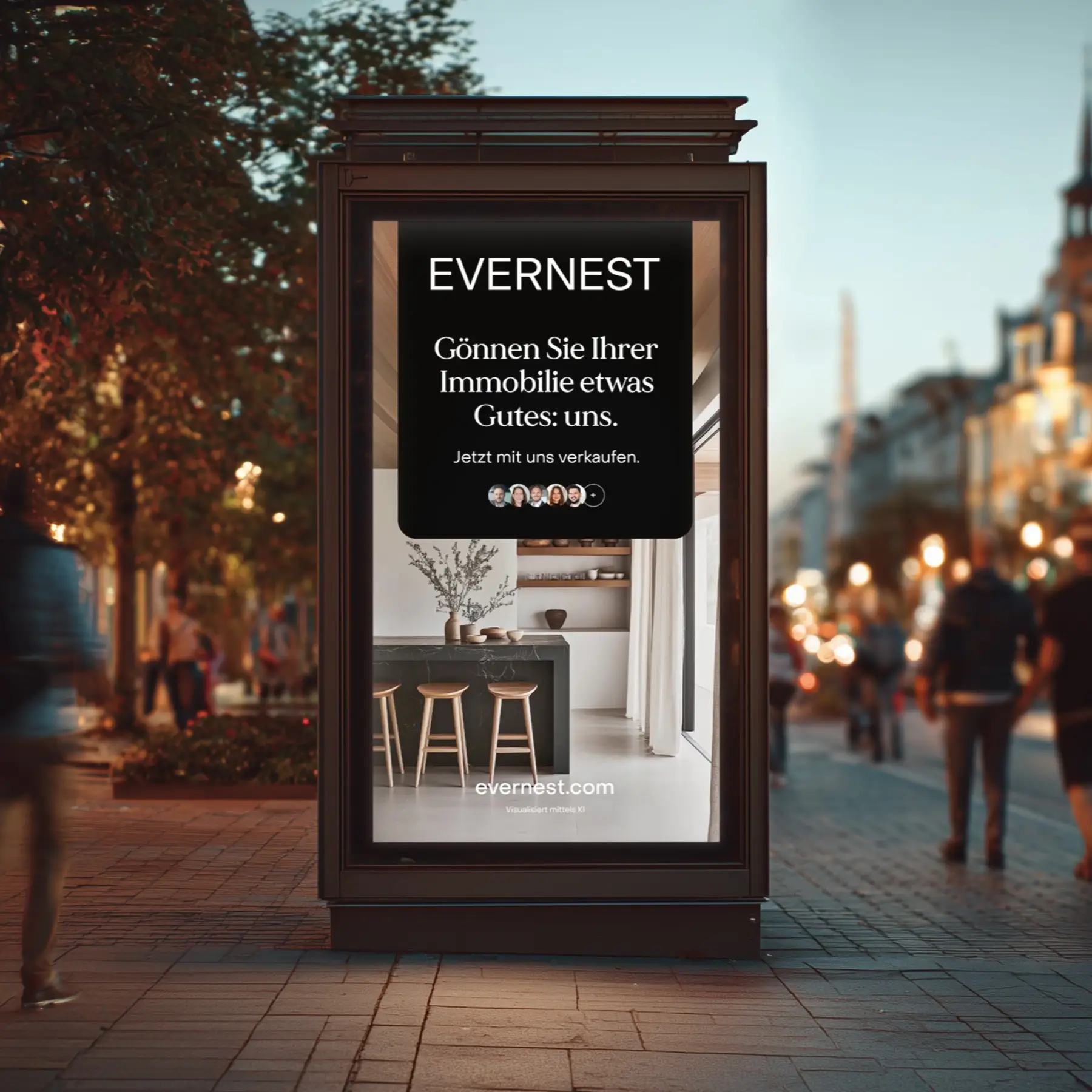 Werbetafel auf einer Straße zeigt eine moderne Küche mit Barhockern.