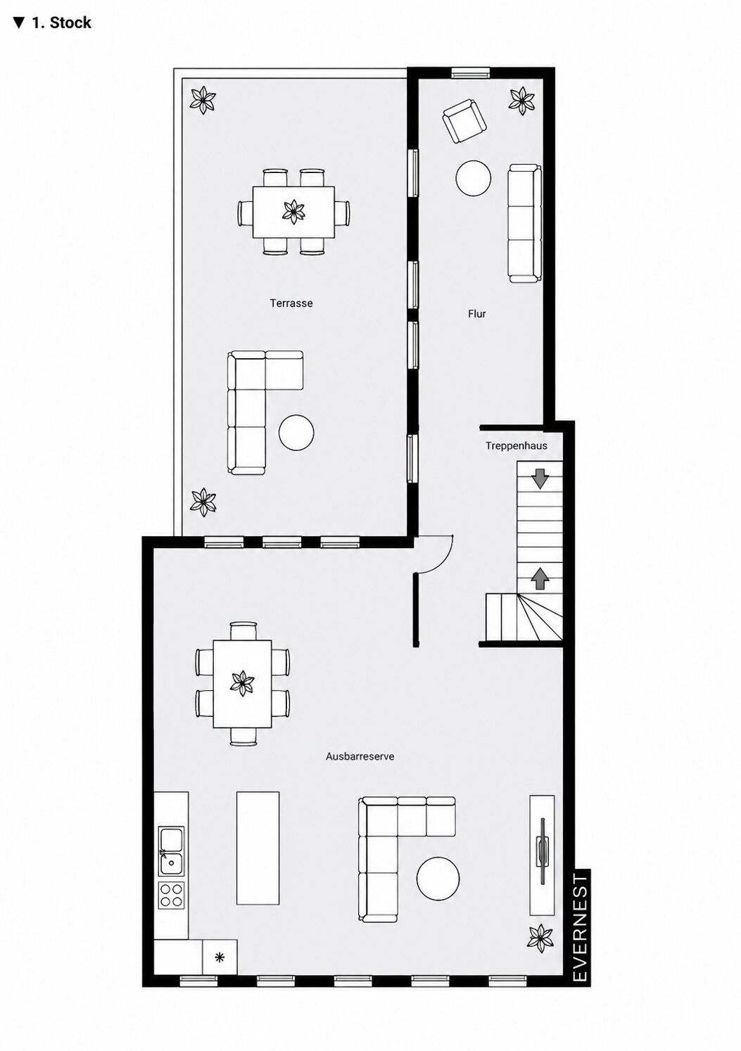 Grundriss mit Küche, Essbereich, Wohnzimmer, Flur, Treppenhaus und großer Terrasse.