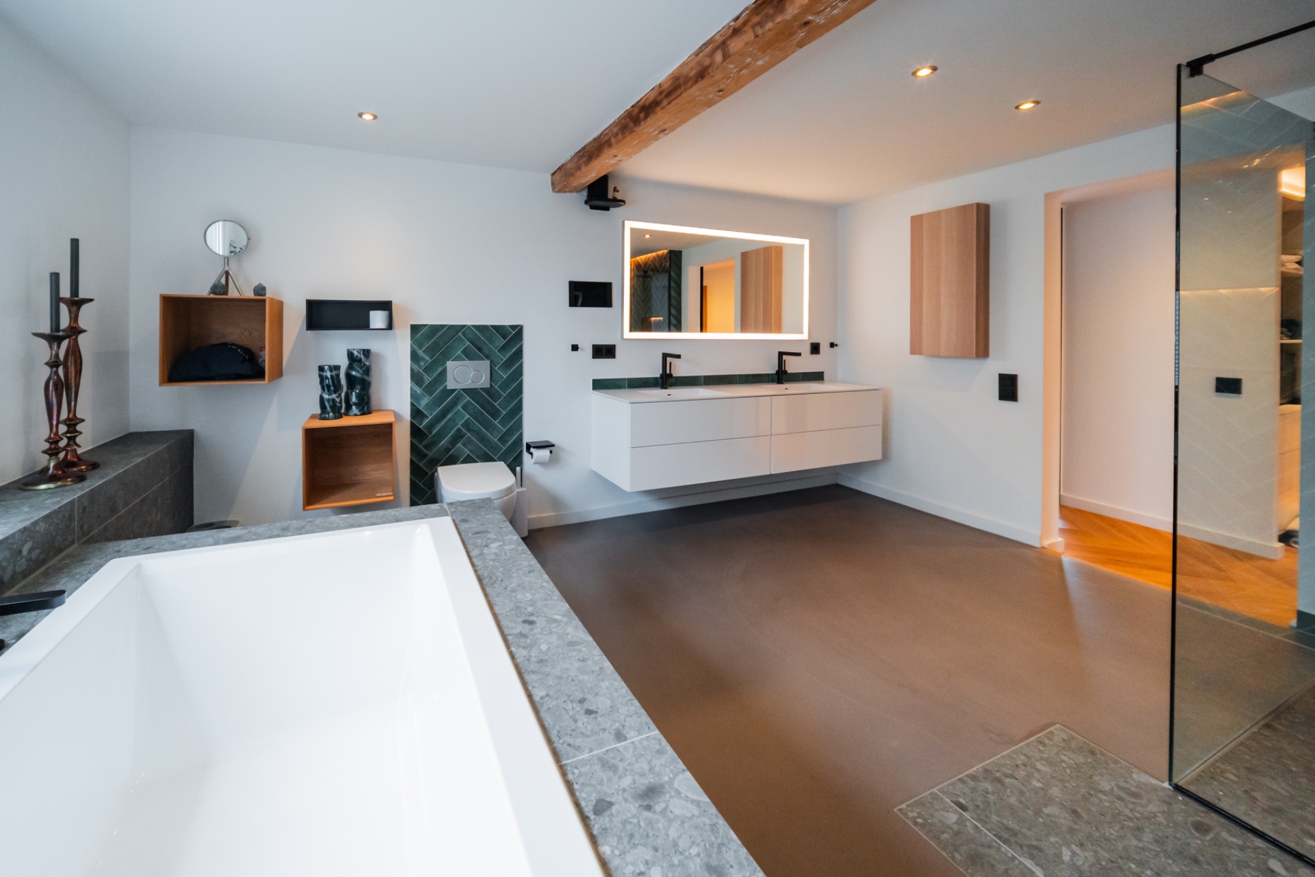 Modernes Badezimmer mit Badewanne, Doppelwaschbecken und Spiegel, freiliegendem Holzbalken und Regalen.