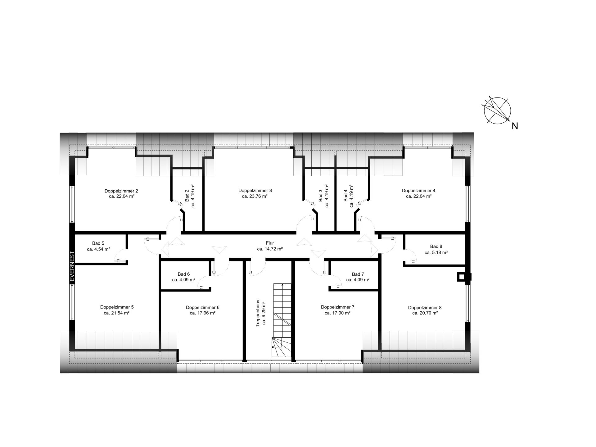 Grundriss mit acht Zimmern, drei Bädern und Flur, mittig eine Treppe.