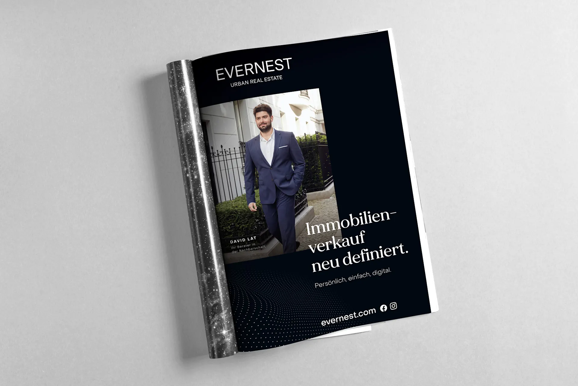 Magazinseite mit Werbeanzeige für Immobilienverkauf, zeigt einen Mann im Anzug vor einem Wohnhaus.