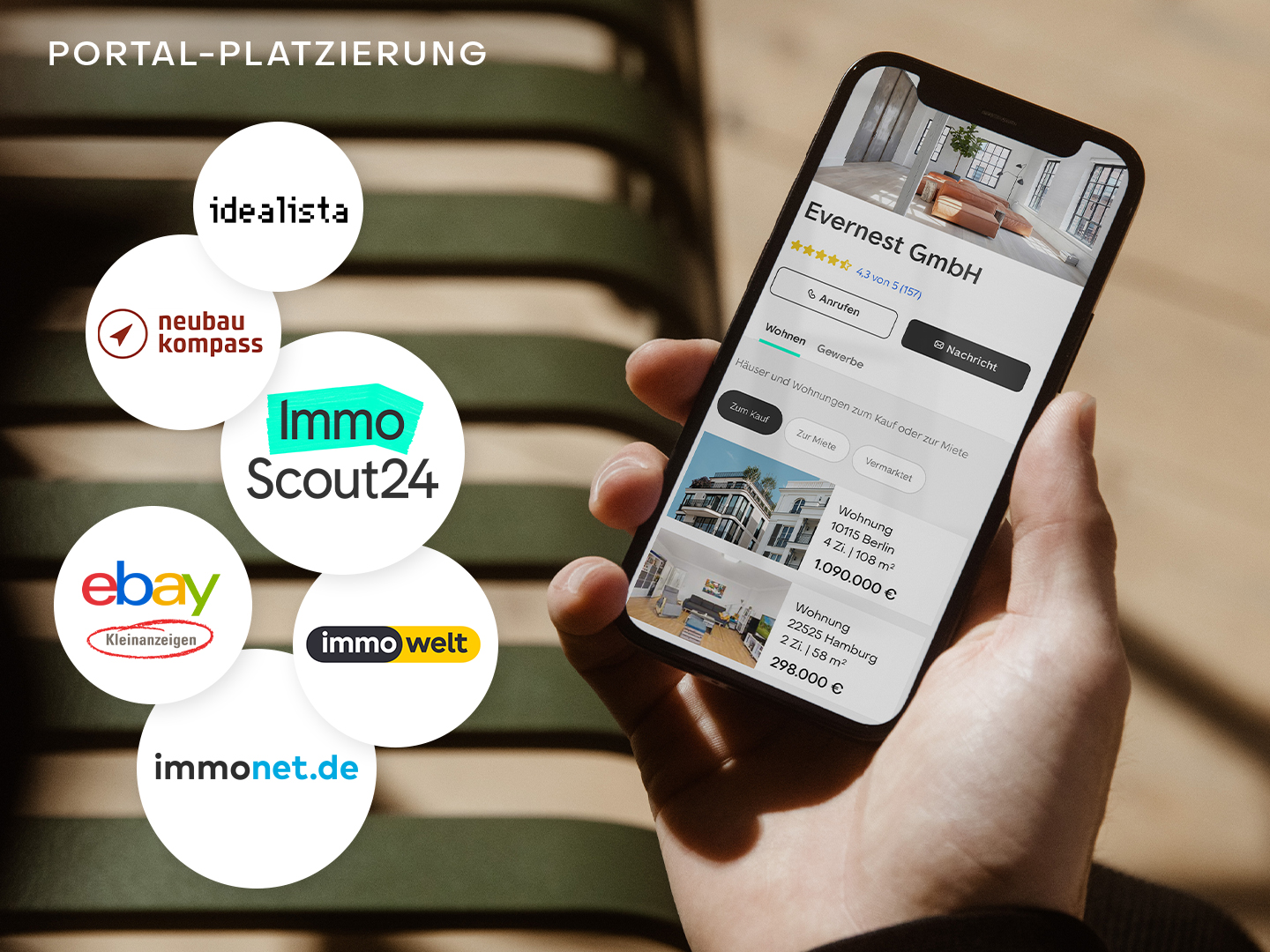 Eine Hand hält ein Smartphone, das eine Immobilienanzeige für Wohnungen anzeigt.