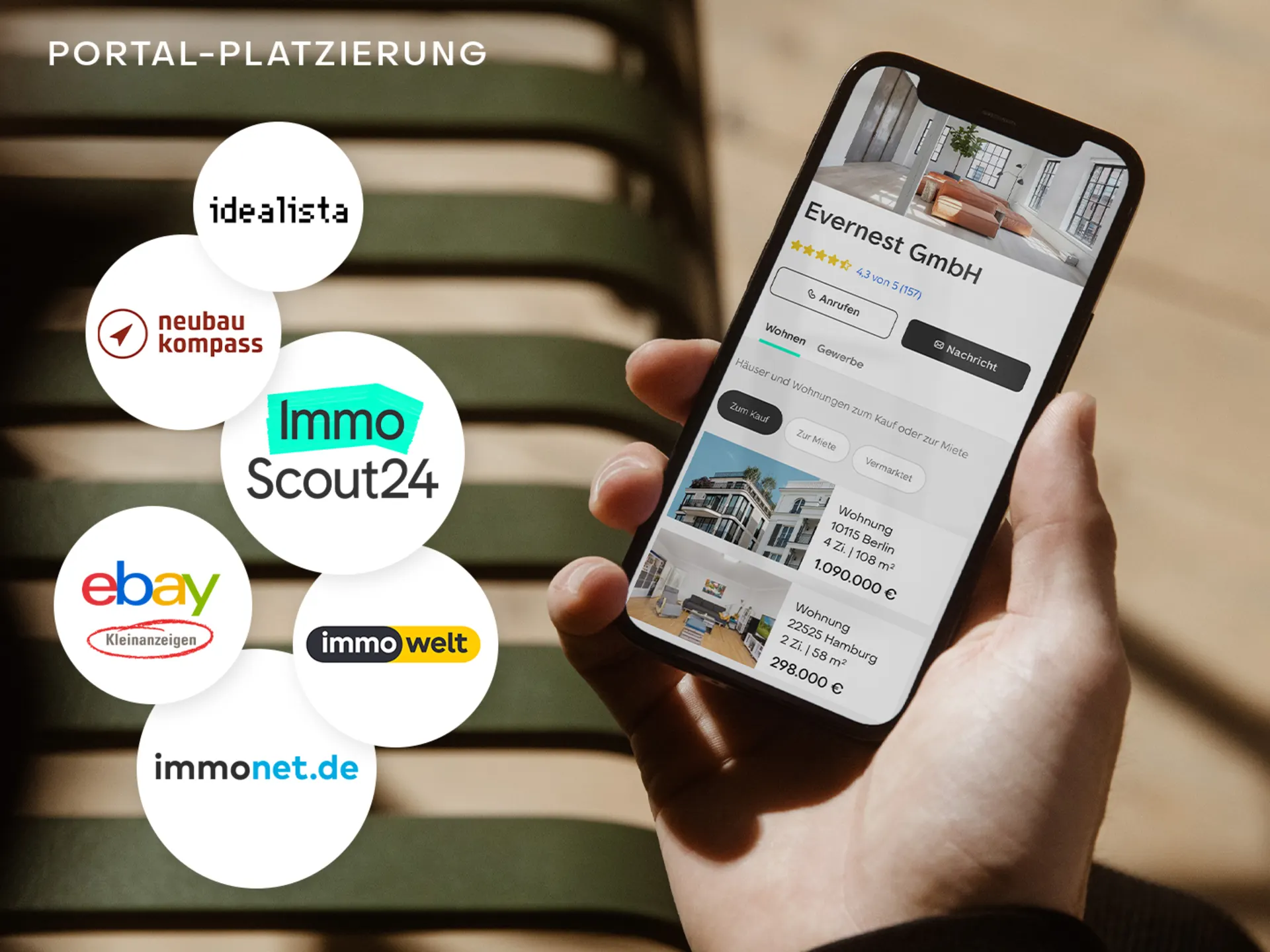 Eine Hand hält ein Smartphone, das eine Immobilienanzeige für Wohnungen anzeigt.
