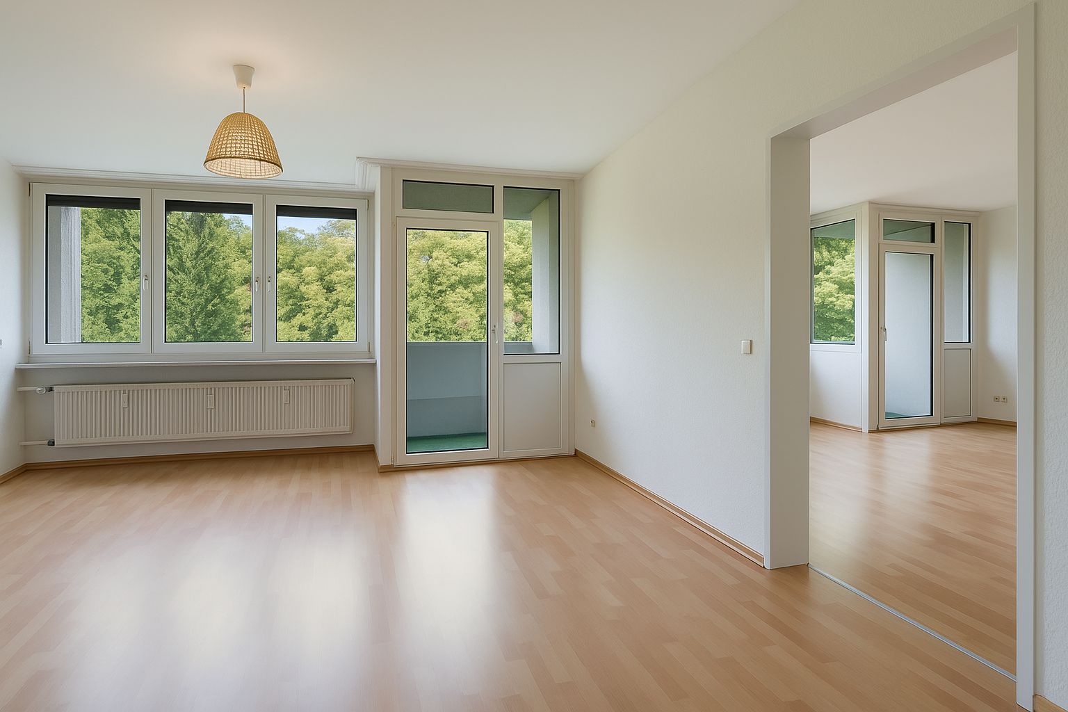 Helles, leeres Zimmer mit großen Fenstern und Parkettboden, angrenzend an einen weiteren Raum.