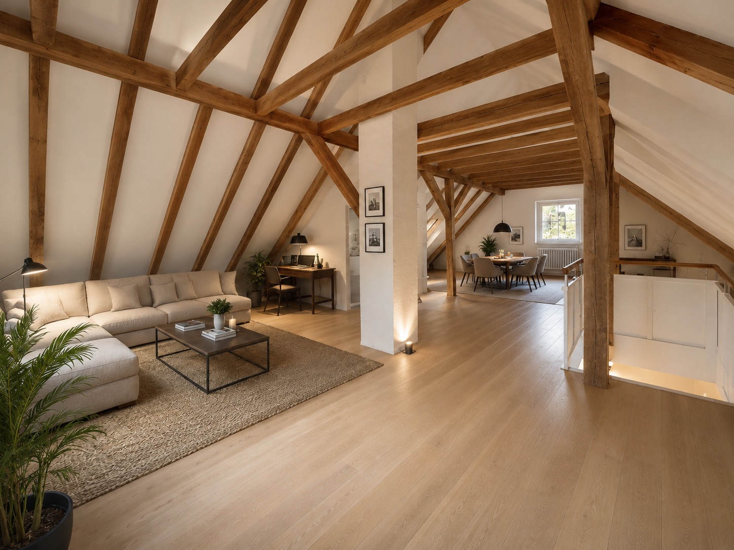 Großes Wohnzimmer mit Holzbalken, Sofa, Esstisch und Fenster im Dachgeschoss.