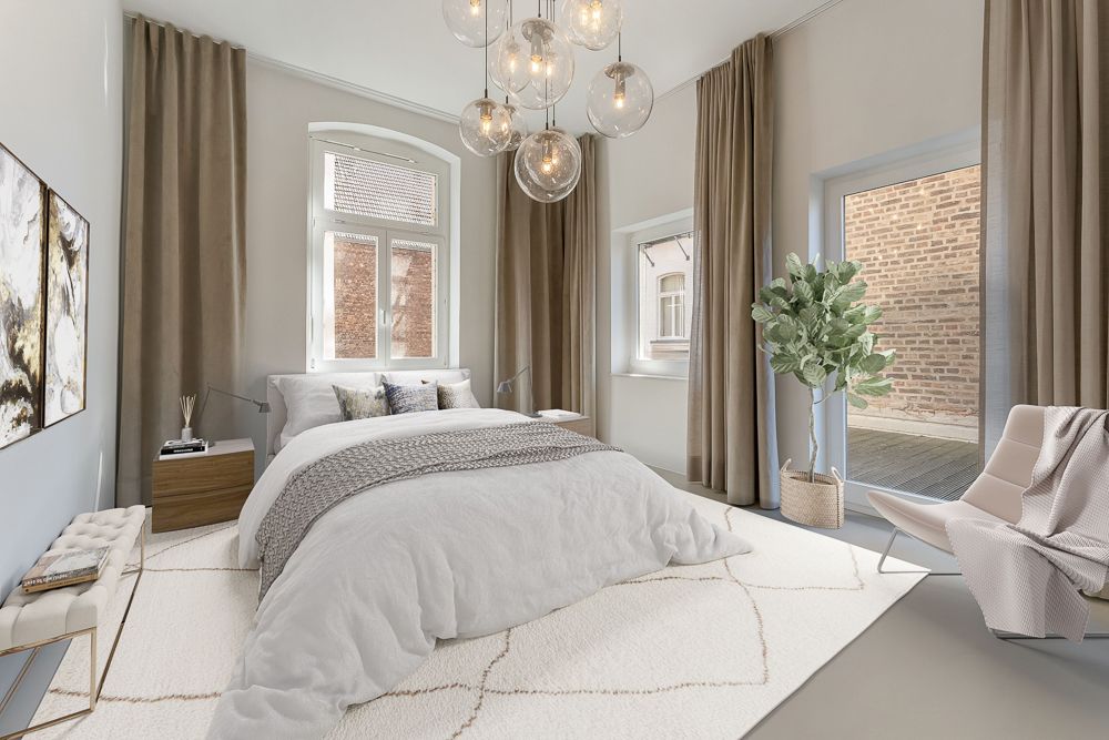 Modernes Schlafzimmer mit großem Bett, Pflanzen, Sessel und großen Fenstern mit Vorhängen.