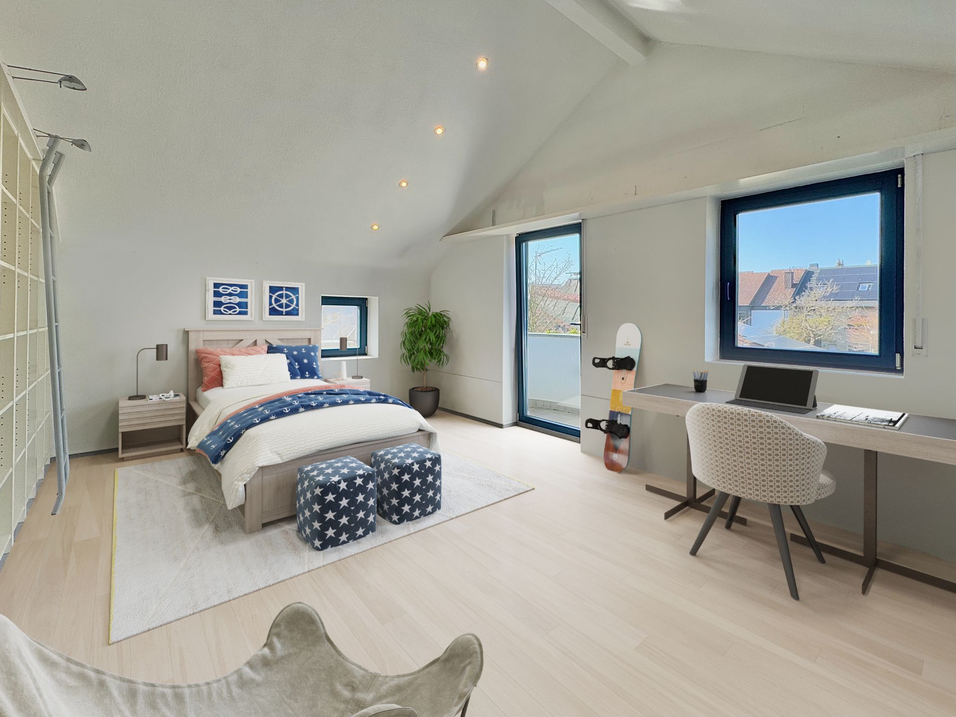 Helles Schlafzimmer mit Bett, Schreibtisch, zwei Fenstern, Pflanze und gemütlicher Einrichtung.