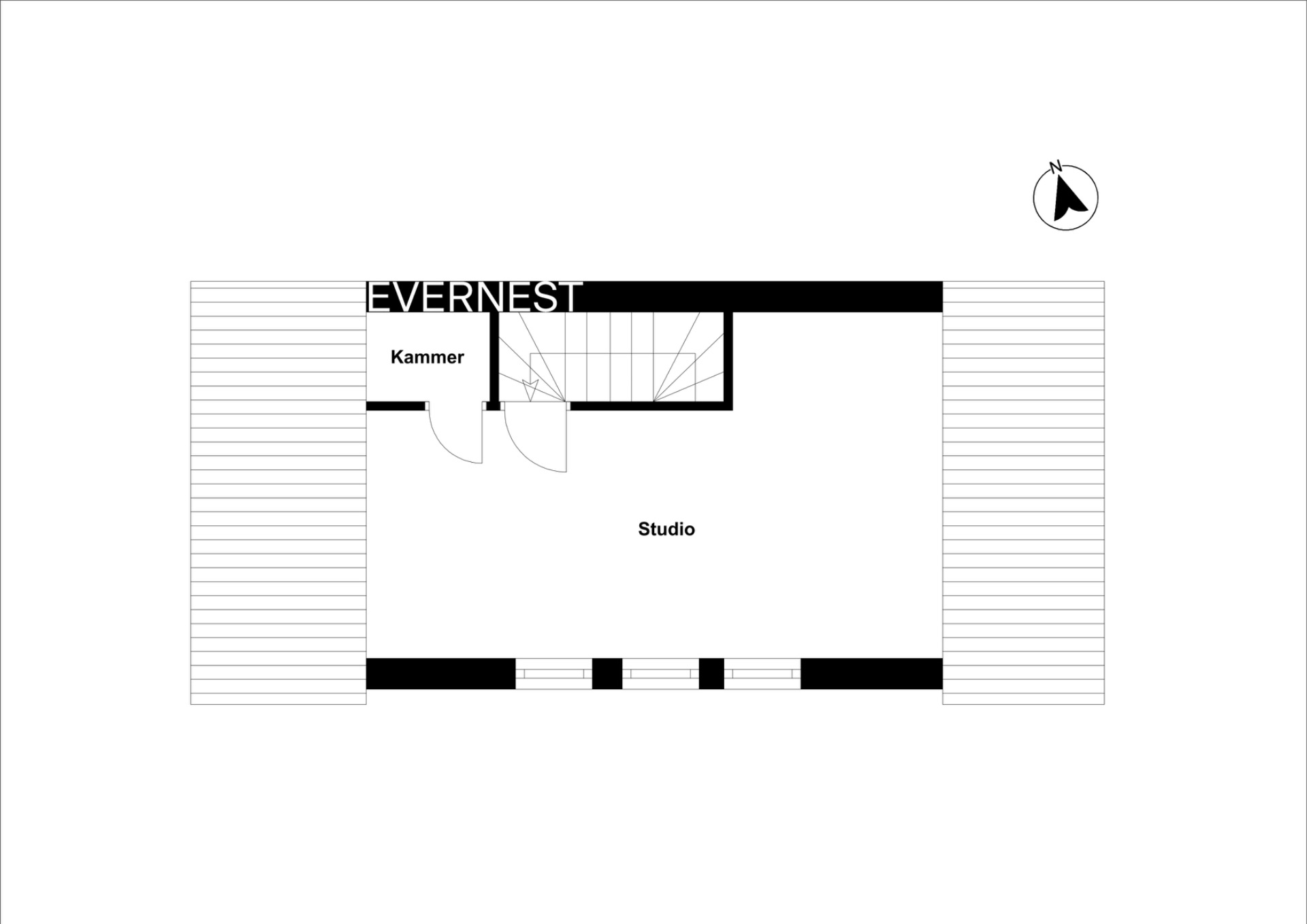 Grundriss mit einem Studio, einer Kammer und Treppe. Zwei große Terrassen seitlich.