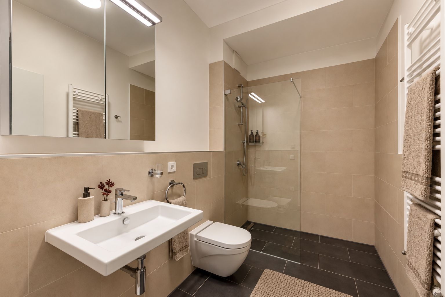 Modernes Badezimmer mit Waschbecken, Wandtoilette und offener Dusche mit Glasabtrennung.