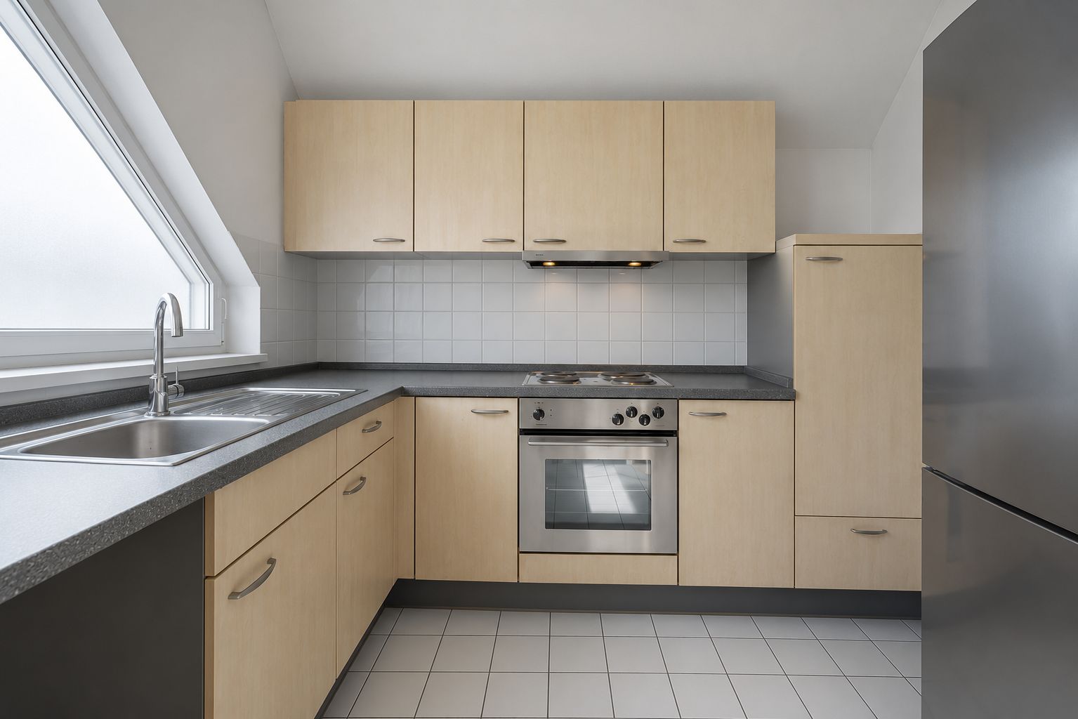 Moderne Einbauküche mit Holzfronten, Edelstahlspüle, Herd, Backofen und großem Kühlschrank.