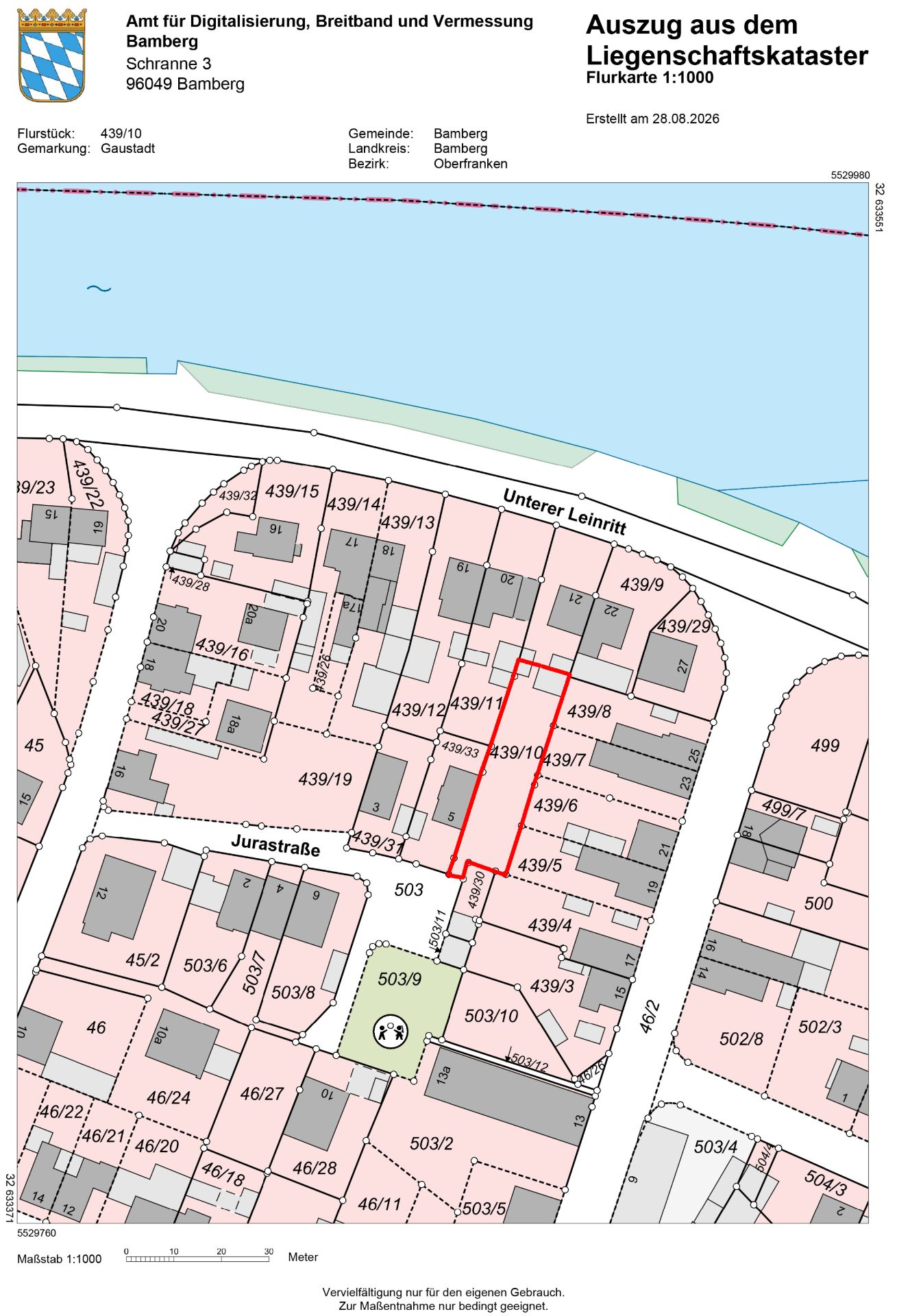 Katasterkarte mit Flurstücken, Straßen und einem rot umrandeten Grundstück nahe einem Fluss.
