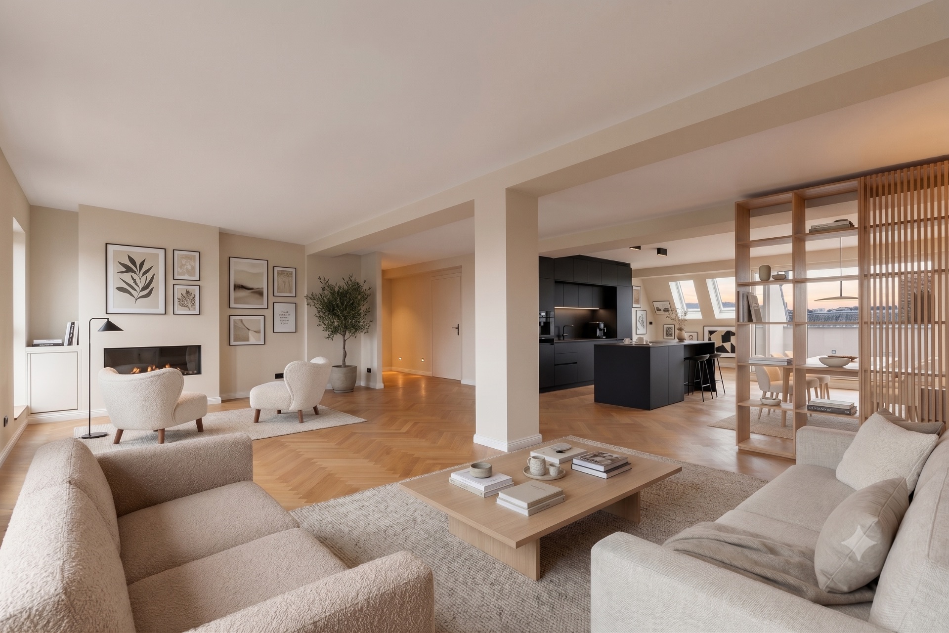 Helles Wohnzimmer mit Sofas, Couchtisch, Kamin, moderner Küche und Essbereich im Hintergrund.