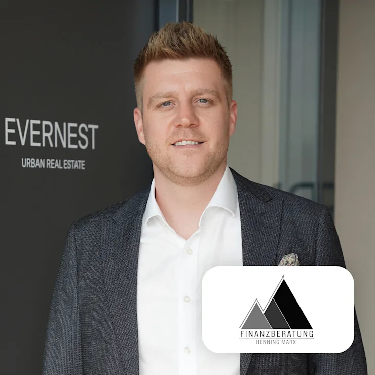 Mann im Anzug steht vor einer Tür mit der Aufschrift 'Evernest Urban Real Estate'.