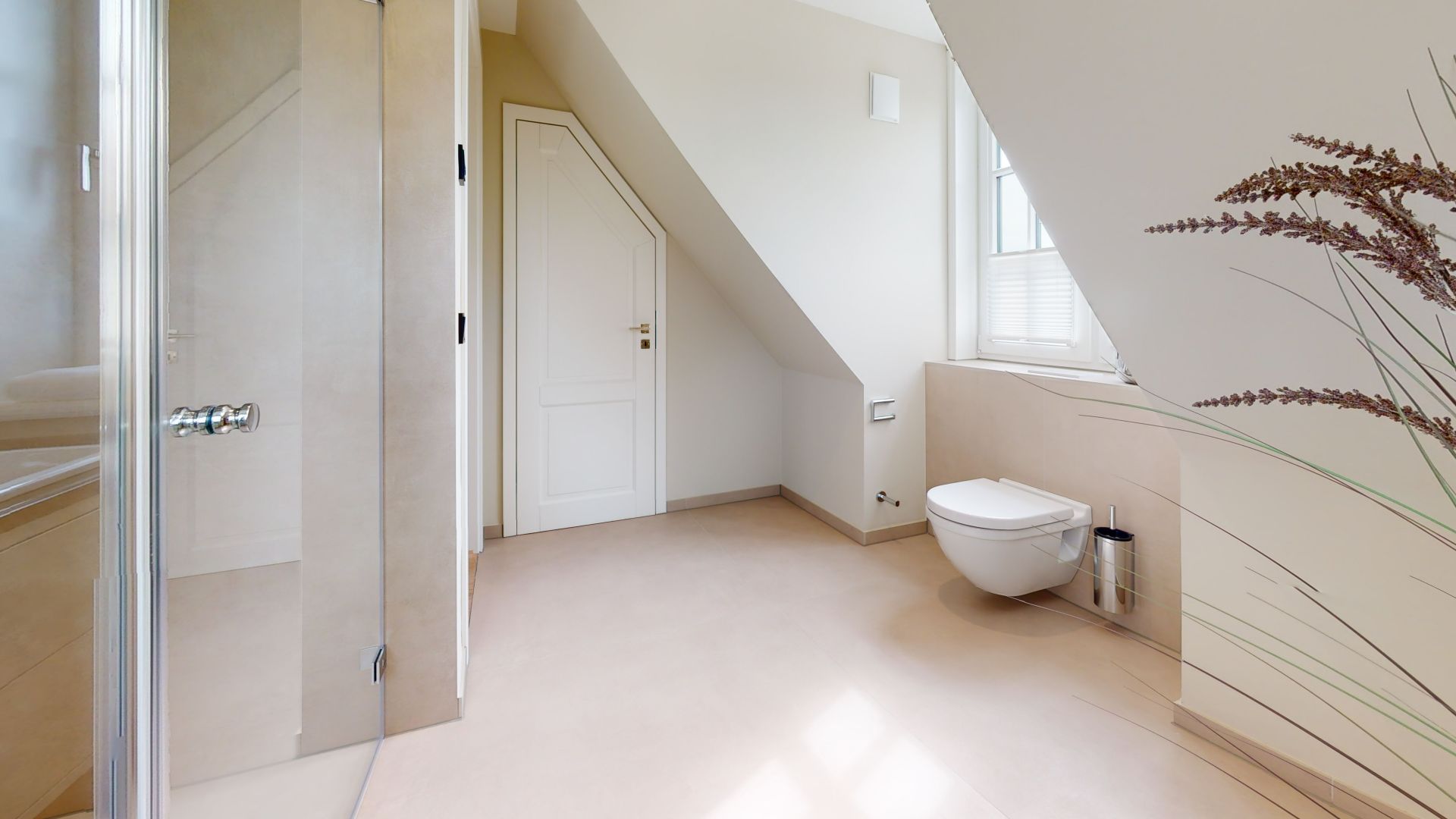 Modernes Badezimmer mit Dusche, Wandtoilette, Fenster und Dekopflanzen unter einer Dachschräge.