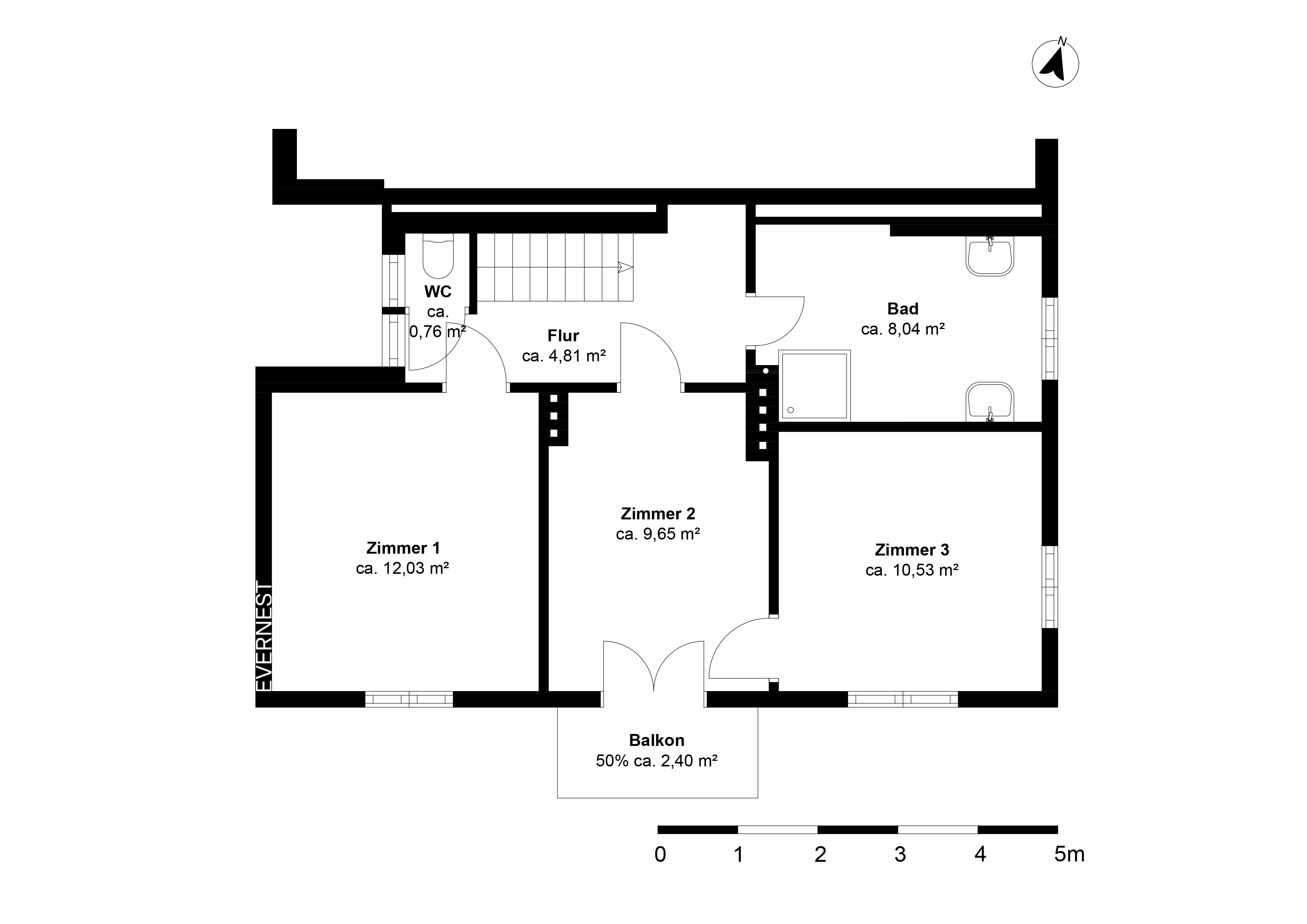 Grundriss mit drei Zimmern, Bad, WC, Flur und Balkon, Maße sind eingetragen.