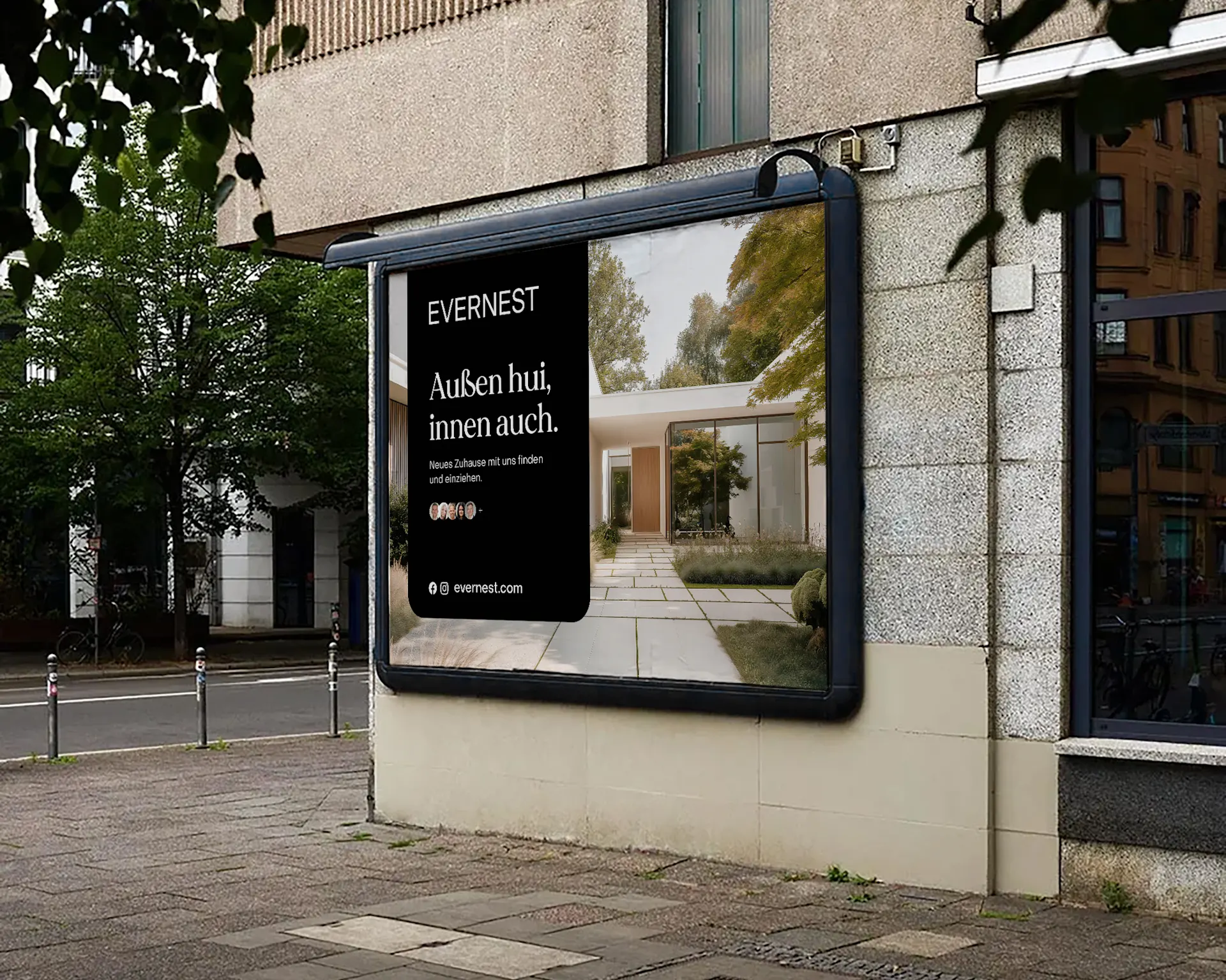 Werbetafel an einer Hauswand mit Bild eines modernen Gartens und Text.