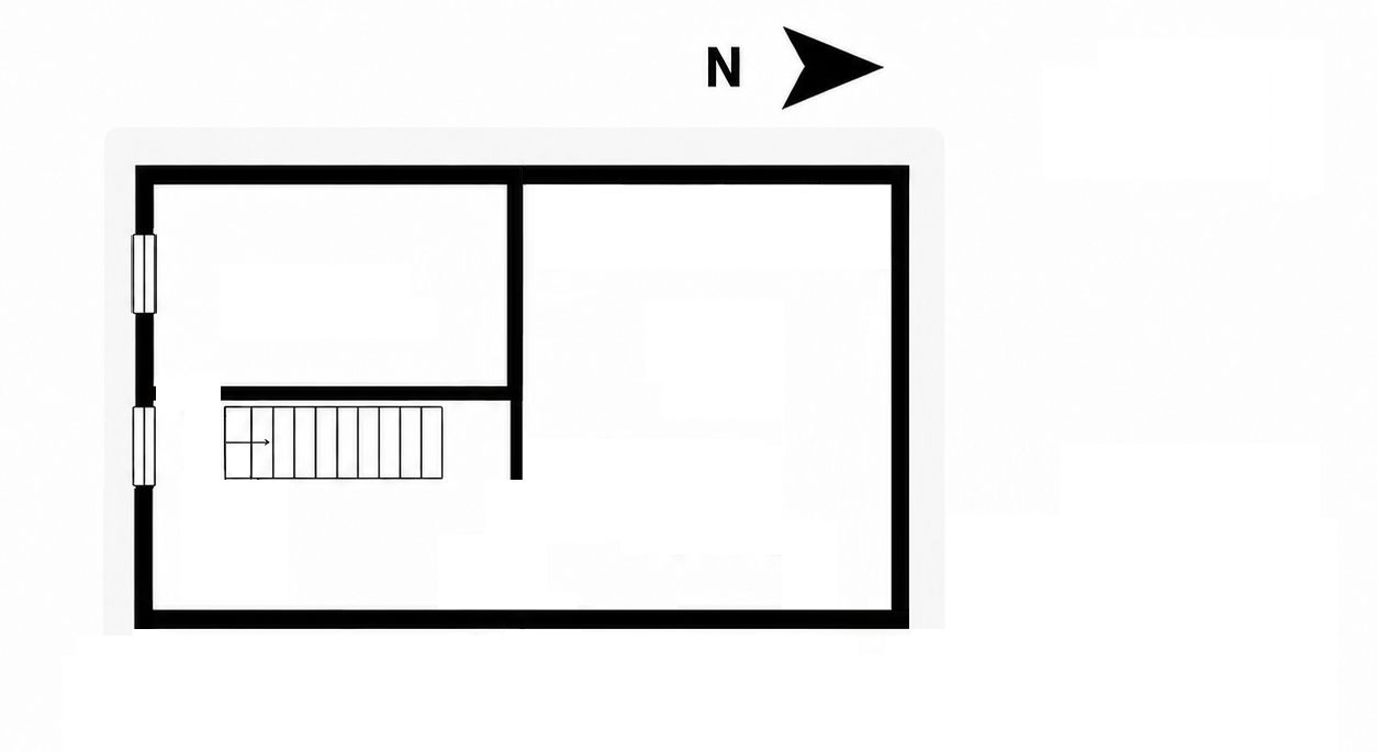 Grundriss mit zwei Räumen und einer Treppe links unten, Norden ist oben markiert.