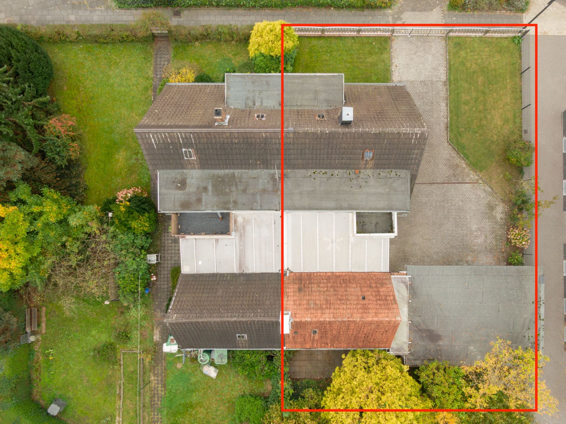 Luftaufnahme eines Wohnhauses mit Garten, ein Bereich ist rot umrahmt.
