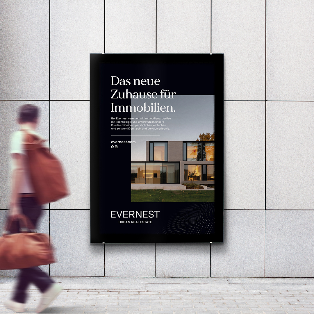 Werbeplakat mit modernem Wohnhaus und Text, daneben geht eine Person mit einer Tasche vorbei.