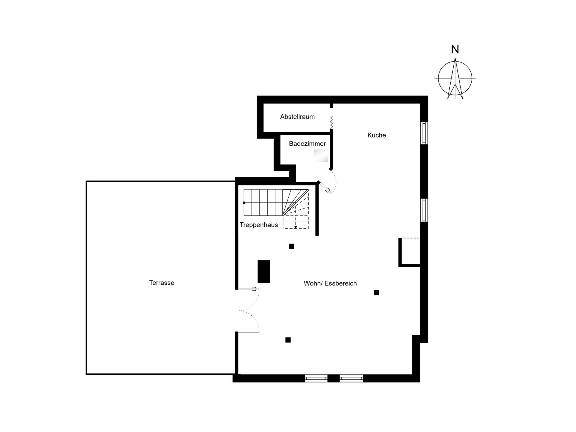 Grundriss mit Terrasse, Wohn-/Essbereich, Küche, Bad, Abstellraum und Treppenhaus.