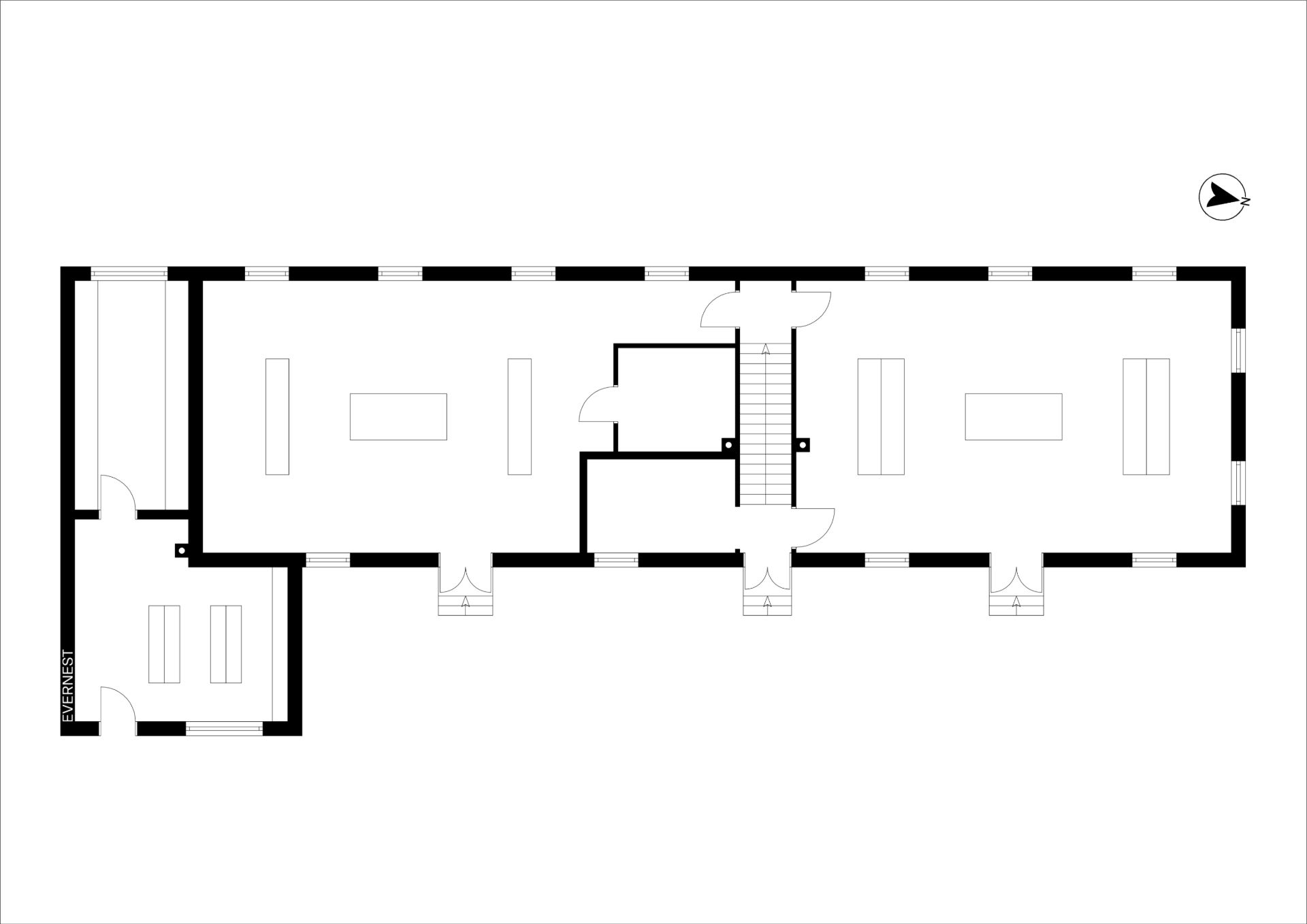 Schwarz-weißer Grundriss mit mehreren Räumen, Türen, Treppe und markierten Möbeln.
