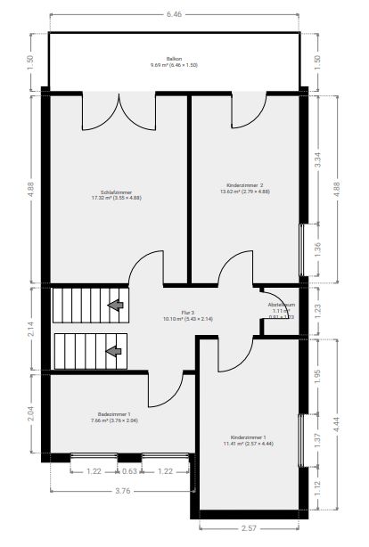 Grundriss eines Wohngeschosses mit Schlafzimmern, Flur, Bad und Balkon.