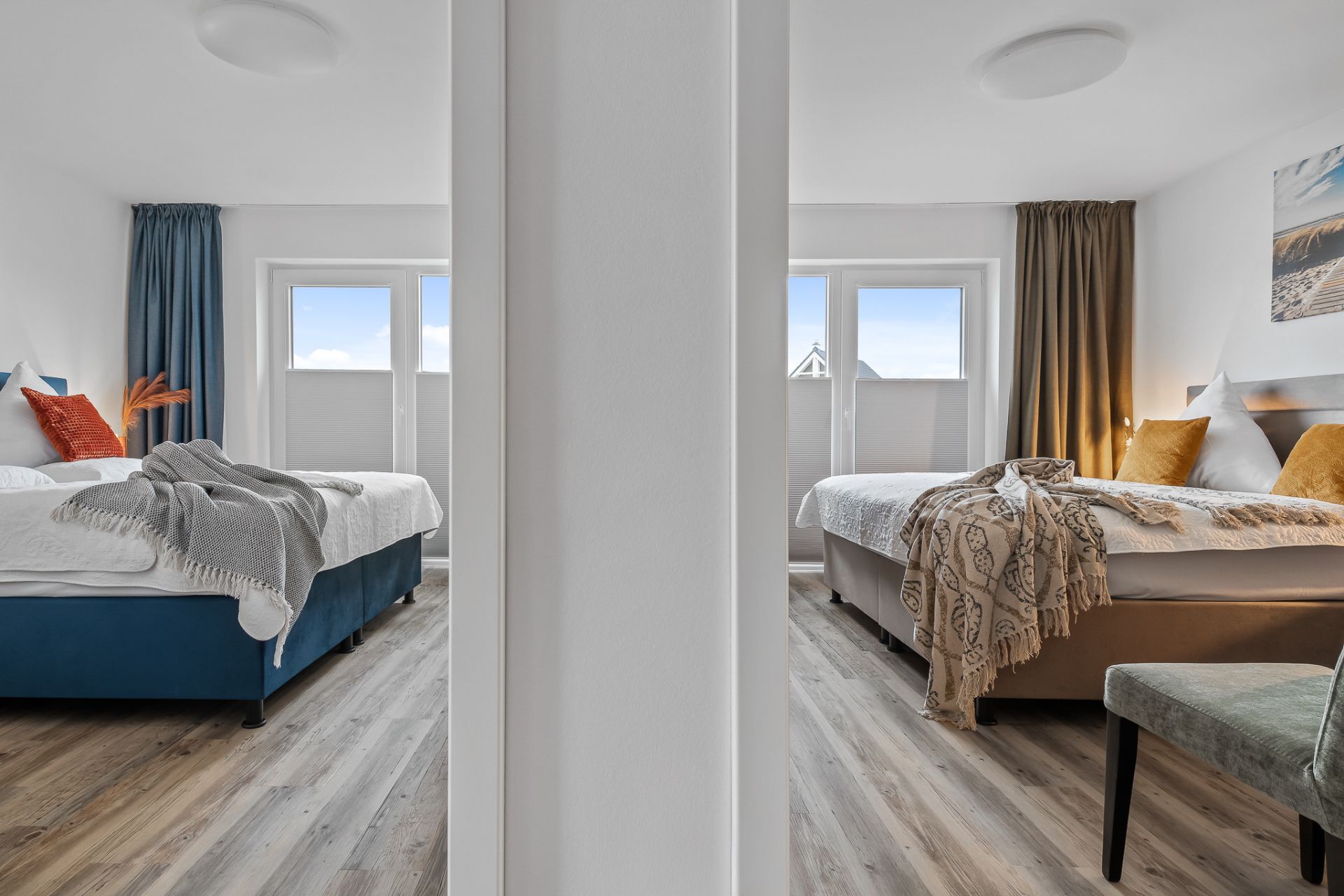 Zwei Schlafzimmer mit Betten, Decken und Fenstern, getrennt durch eine weiße Wand.