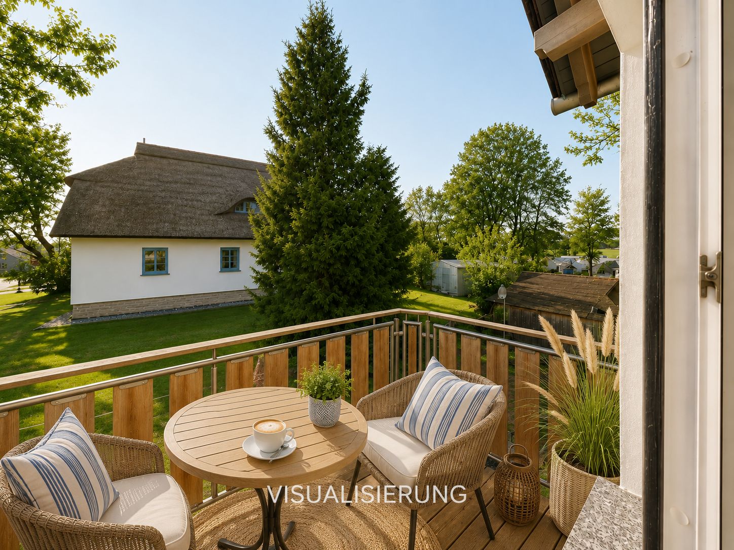 Balkon mit Tisch, zwei Stühlen und Blick auf Garten und Nachbarhaus bei Sonnenschein.