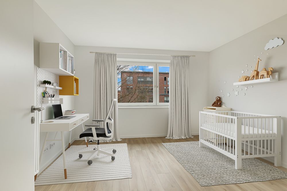 Helles Kinderzimmer mit Schreibtisch, Stuhl, Babybett und Fenster mit Vorhängen.