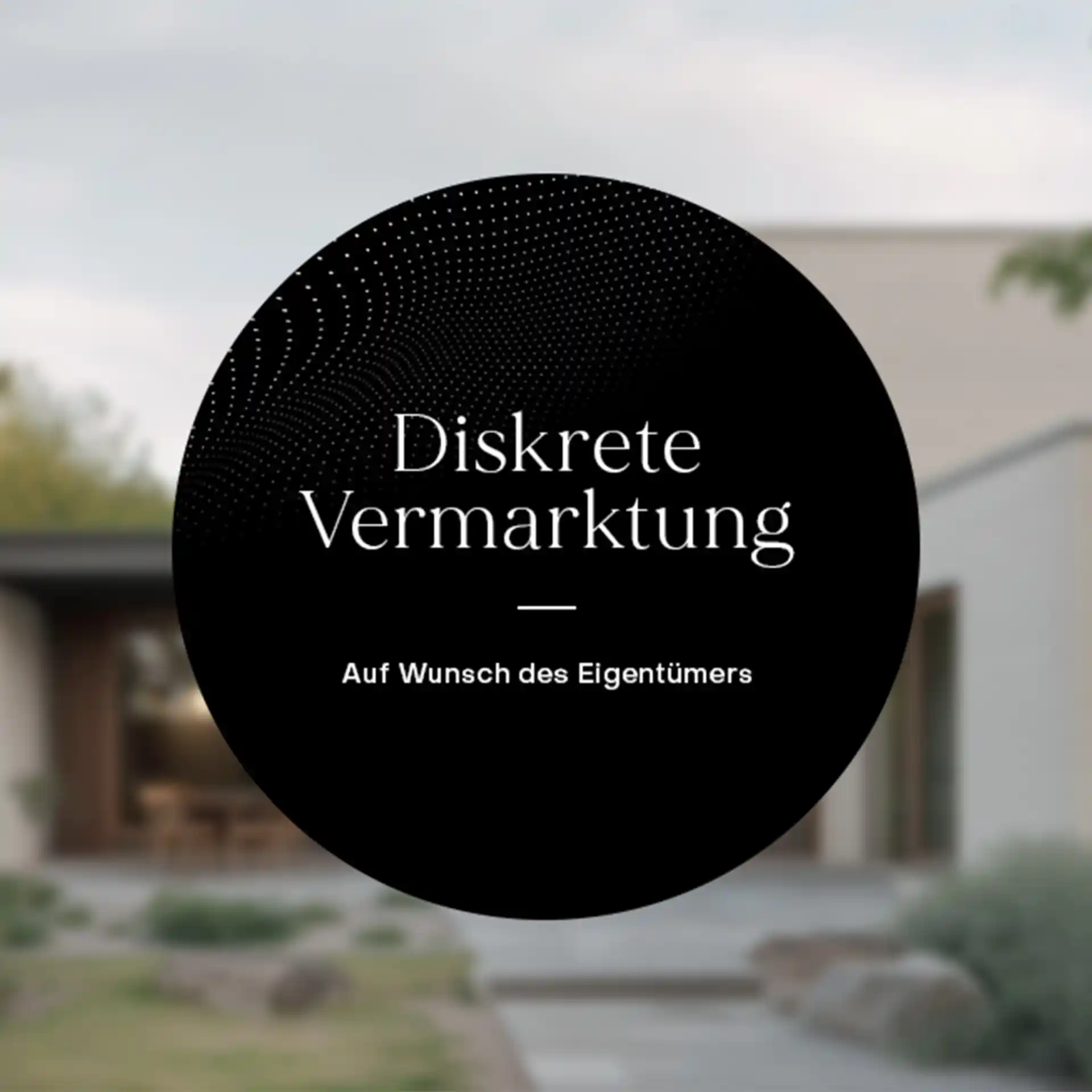 Unscharfes Wohnzimmer mit Regal, Stuhl und Kommode, schwarze Infografik in der Mitte.