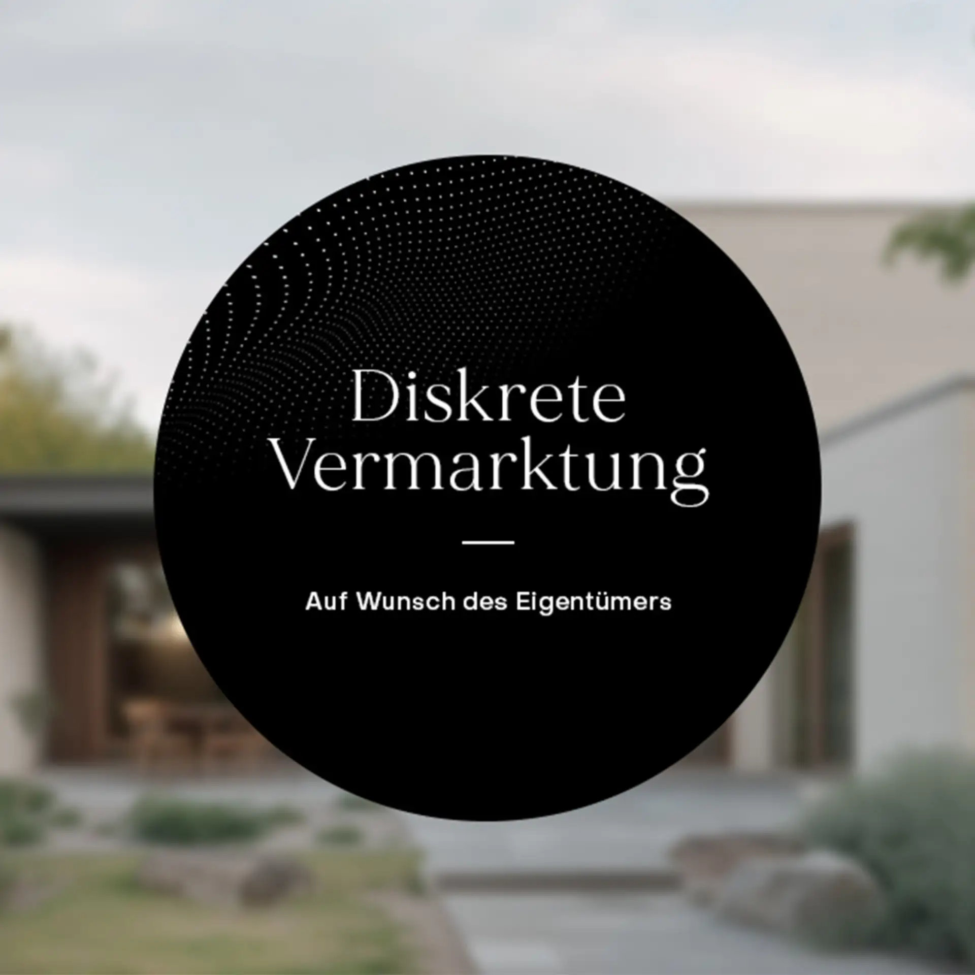 Unscharfes Wohnzimmer mit Regal, Stuhl und Kommode, schwarze Infografik in der Mitte.