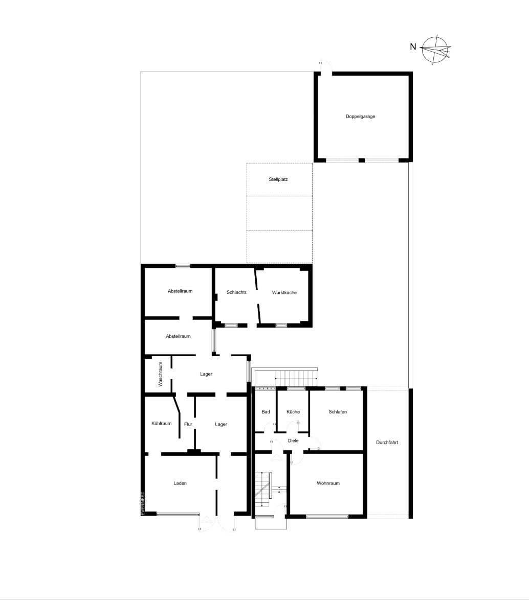 Grundriss eines Wohnhauses mit Garage, mehreren Räumen und Abstellflächen.