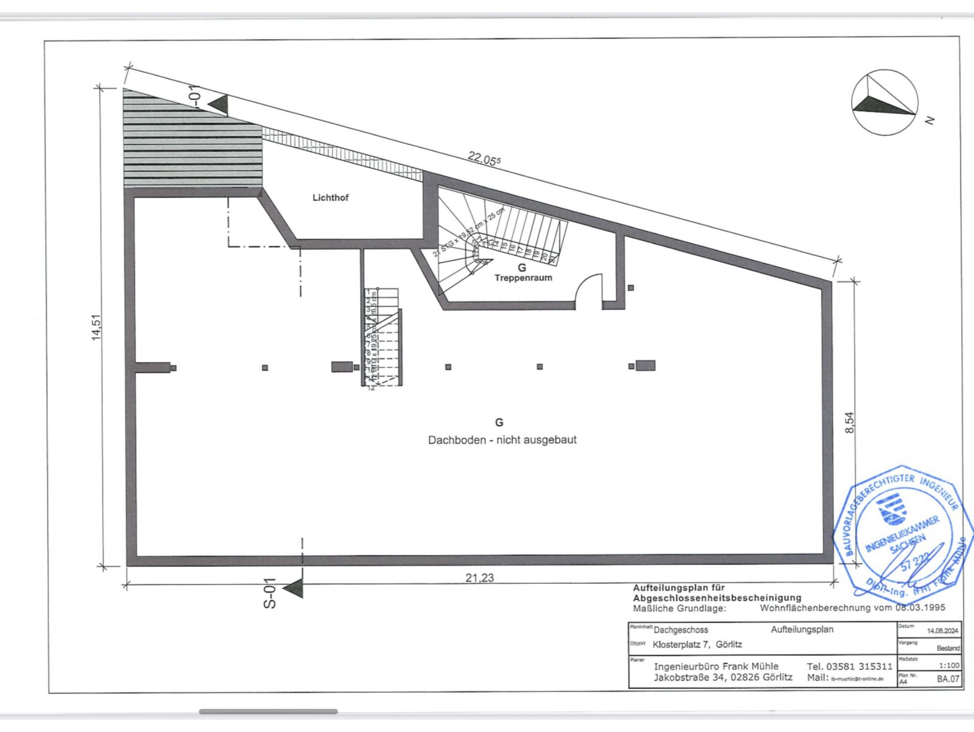 Grundriss eines unausgebauten Dachbodens mit Treppenraum und Lichthof.