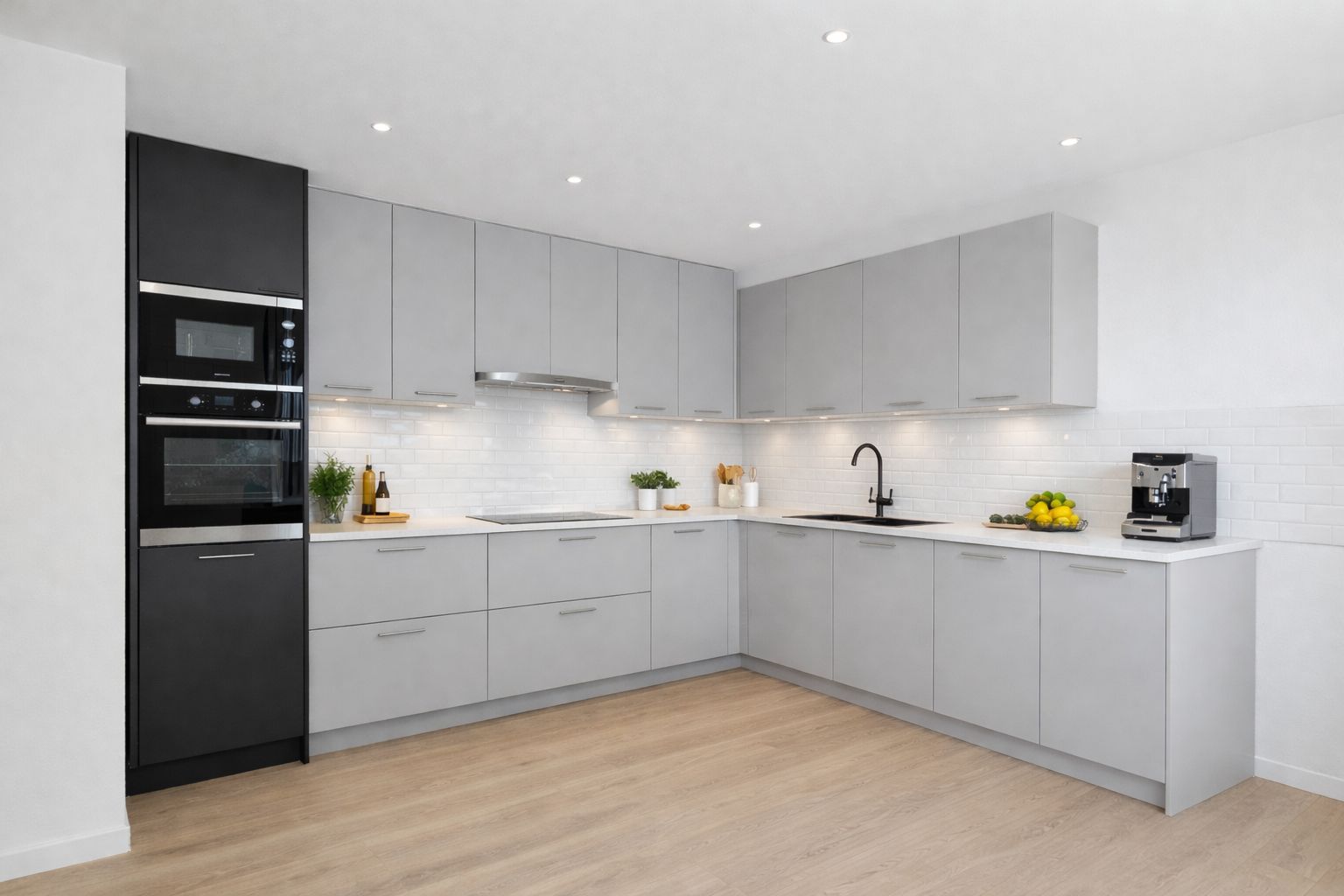 Moderne, helle Einbauküche mit grauen Schränken, Holzfußboden und Geräten.