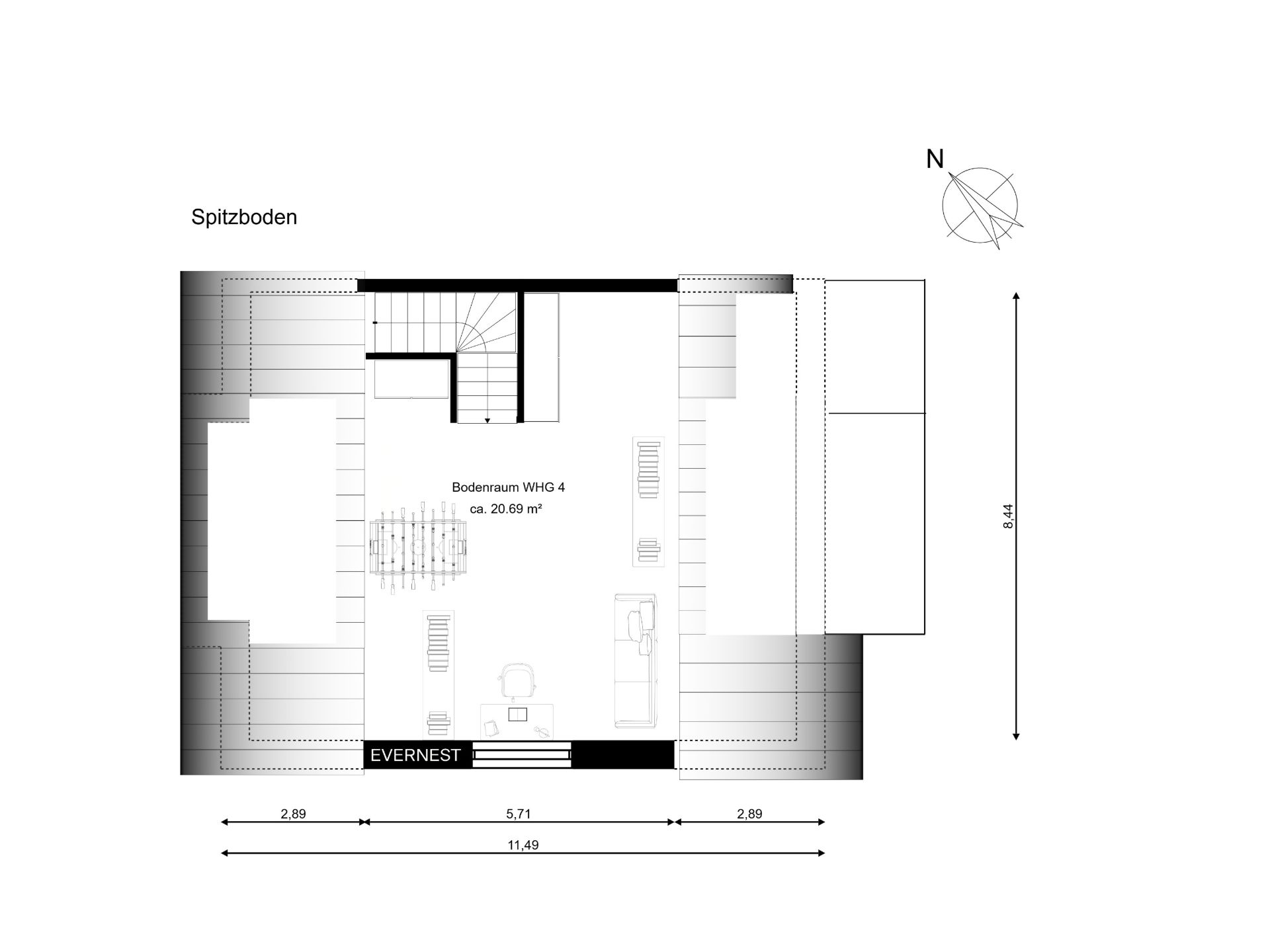 Grundriss eines Dachbodens mit Raumaufteilung und Maßen, inklusive Treppe und Möblierung.