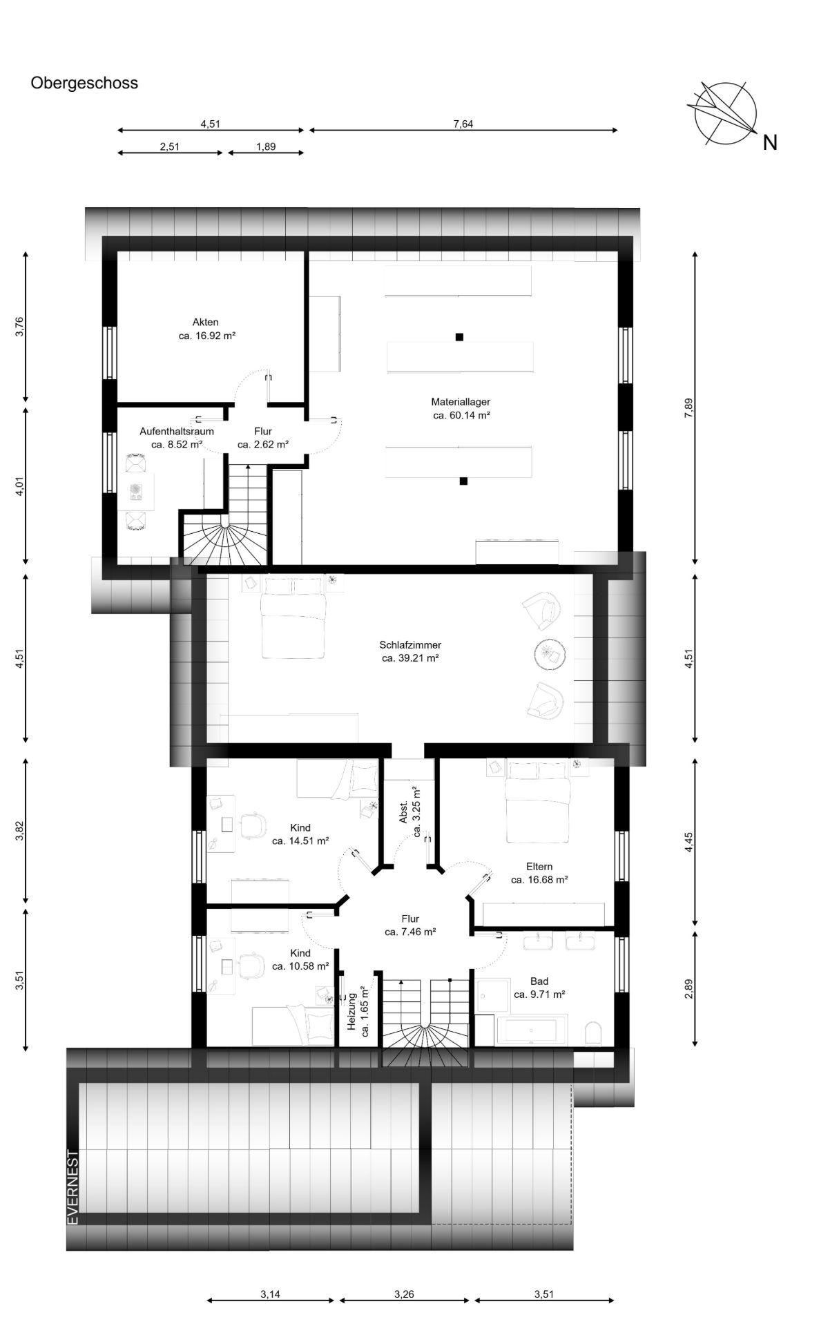 Grundriss eines Obergeschosses mit mehreren Zimmern, Fluren und Treppenaufgang.