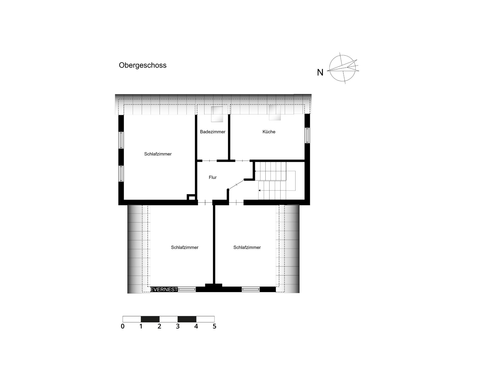 Grundriss des Obergeschosses mit drei Schlafzimmern, Badezimmer, Küche und Flur.